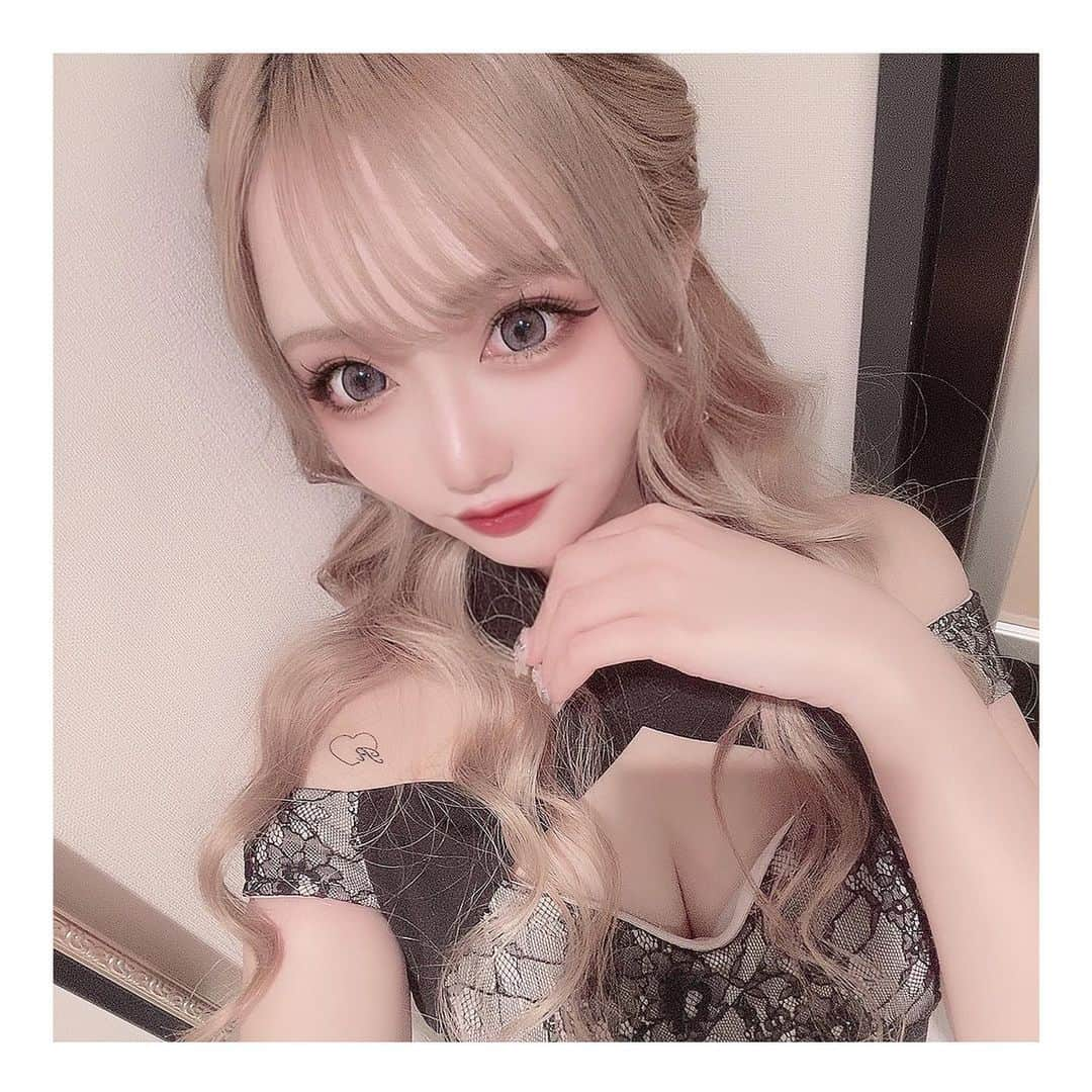 りせりのインスタグラム：「🍀 ⁡ ⁡ ⁡ 久々の自撮り💗 自撮りすること無くなりすぎてる🤦‍♀️ ⁡ 昨日撮ったやつ載せよ〜🫶🏻 最近インスタからのお客様が増えて嬉しい😳💖 ⁡ この間は茨城から会いに来てくれた方も居た😭 ありがとう、幸せです💫 ⁡ ファンの方と隣でしっかり話すって中々ある事じゃないからすごく新鮮で楽しい🥹🌷 ⁡ 是非皆も遊びに来てね〜😋全力で楽しませますっ！ ⁡ ⁡ ⁡ #キャバクラ #ミナミ #clubarrow @rsr_0717  #キャバクラ #ミナミ #clubarrow #報告 #ギャル #お仕事 #指名 #オシャレ #ヘアアレンジ #ファッション #ドレス #コーディネート #minami #arrow #gal #hairarrange #fashion #dress #coordinate #instagram #instagood」