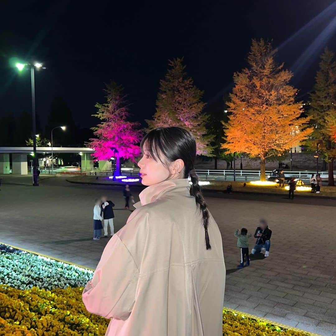 紺野彩夏さんのインスタグラム写真 - (紺野彩夏Instagram)「駒沢オリンピック公園の「花と光のムーブメント」に行ってきました☺︎   わたしは夜のライトアップを楽しんできたけど、お昼もすごく綺麗みたい！  ライトアップの時間は、17:30～21:00です！   12/10まで開催されているので、ぜひ行ってみてね〜🙆‍♀️   #PR  #花と光のムーブメント  #駒沢オリンピック公園 #パンジー  #ライトアップ #フォトスポット #紅葉 #ランニング」11月29日 18時30分 - ayaka_konno_official