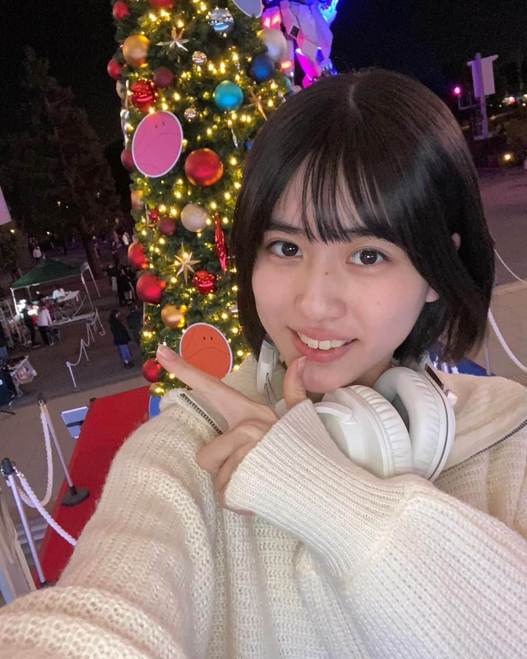 冨波心さんのインスタグラム写真 - (冨波心Instagram)「・  クリスマスツリー💚  白い服とクリスマスツリーが あっててお気に入りの写真ෆ‪  ヘッドホンどうですか~？ またつけてる写真も投稿しますね^_-  #冨波心 #スターダストプロモーション #高校生 #高校1年生 #女子高校生 #jk #jk1 #fjk #07 #16 #16yrs #kokoro #kokorotoba #japan #japanesegirl」11月29日 17時11分 - kokoro_toba_official