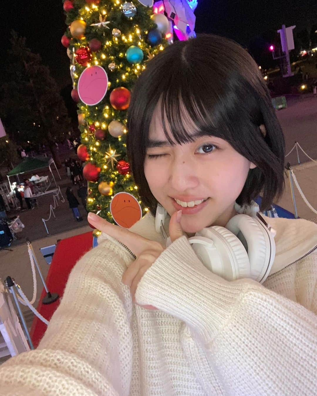 冨波心さんのインスタグラム写真 - (冨波心Instagram)「・  クリスマスツリー💚  白い服とクリスマスツリーが あっててお気に入りの写真ෆ‪  ヘッドホンどうですか~？ またつけてる写真も投稿しますね^_-  #冨波心 #スターダストプロモーション #高校生 #高校1年生 #女子高校生 #jk #jk1 #fjk #07 #16 #16yrs #kokoro #kokorotoba #japan #japanesegirl」11月29日 17時11分 - kokoro_toba_official