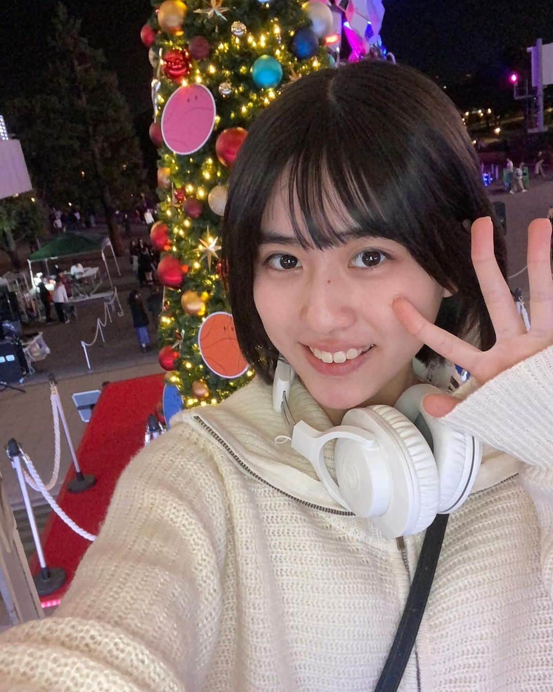 冨波心さんのインスタグラム写真 - (冨波心Instagram)「・  クリスマスツリー💚  白い服とクリスマスツリーが あっててお気に入りの写真ෆ‪  ヘッドホンどうですか~？ またつけてる写真も投稿しますね^_-  #冨波心 #スターダストプロモーション #高校生 #高校1年生 #女子高校生 #jk #jk1 #fjk #07 #16 #16yrs #kokoro #kokorotoba #japan #japanesegirl」11月29日 17時11分 - kokoro_toba_official