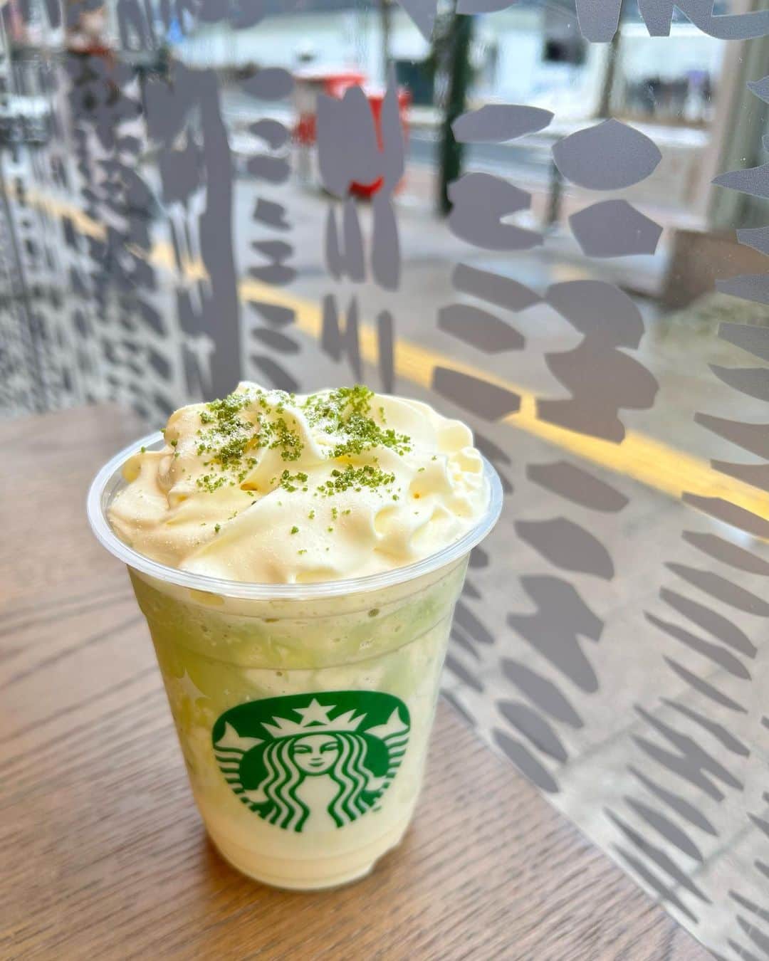 本田みくさんのインスタグラム写真 - (本田みくInstagram)「スタバ新作のメルティホワイトピスタチオ フラペチーノ飲んできたよ🌷  (目を瞑っているのはメイクしてなかったから🤣)    私普段は限定毎回飲むタイプではないんだけど、 ピスタチオ系の味が好きなので 初日に飲みに来ちゃいましたᴖ ̫ᴖ   しっかりピスタチオの味がしたし 上のクリームも美味しかったᴖ ̫ᴖ 💞    しかしながら今日の札幌-3℃で 芯から冷えてしまったので 家に帰って温まります😖笑     みんなも飲んでみてねᴖ ̫ᴖ         #Starbucks #Starbuckscoffee #スタバ新作 #スタバラ部 #外拍 #模特 #인물사진 #笑顏 #모델 #섹시 #미인 #패션모델 #인물사진화보 #일상스타그램 #좋아요반사 #カフェ好きな人と繋がりたい #sapporo #sapporocafe #スターバックス #本田の北海道グルメ」11月29日 17時13分 - hondamiku