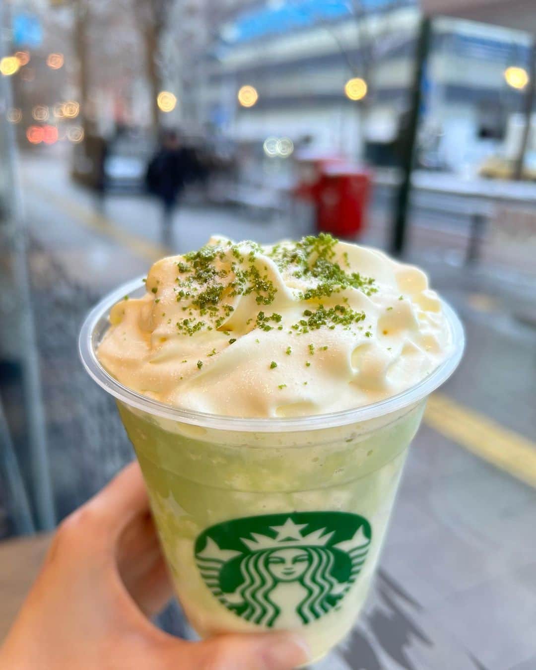 本田みくさんのインスタグラム写真 - (本田みくInstagram)「スタバ新作のメルティホワイトピスタチオ フラペチーノ飲んできたよ🌷  (目を瞑っているのはメイクしてなかったから🤣)    私普段は限定毎回飲むタイプではないんだけど、 ピスタチオ系の味が好きなので 初日に飲みに来ちゃいましたᴖ ̫ᴖ   しっかりピスタチオの味がしたし 上のクリームも美味しかったᴖ ̫ᴖ 💞    しかしながら今日の札幌-3℃で 芯から冷えてしまったので 家に帰って温まります😖笑     みんなも飲んでみてねᴖ ̫ᴖ         #Starbucks #Starbuckscoffee #スタバ新作 #スタバラ部 #外拍 #模特 #인물사진 #笑顏 #모델 #섹시 #미인 #패션모델 #인물사진화보 #일상스타그램 #좋아요반사 #カフェ好きな人と繋がりたい #sapporo #sapporocafe #スターバックス #本田の北海道グルメ」11月29日 17時13分 - hondamiku