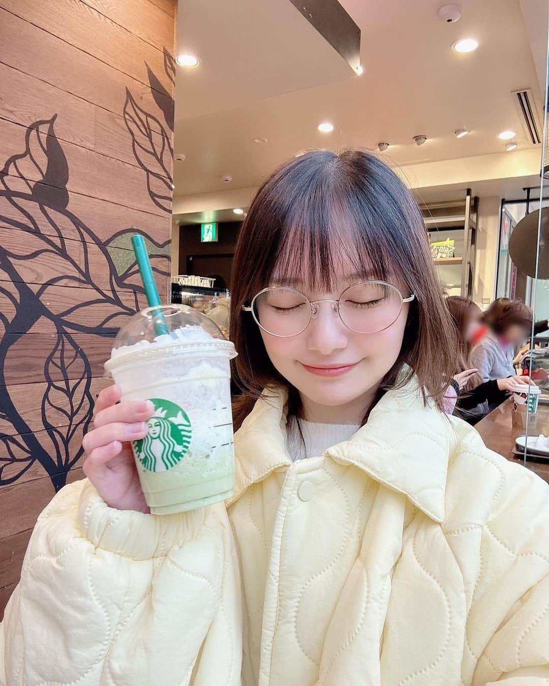 本田みくのインスタグラム：「スタバ新作のメルティホワイトピスタチオ フラペチーノ飲んできたよ🌷  (目を瞑っているのはメイクしてなかったから🤣)    私普段は限定毎回飲むタイプではないんだけど、 ピスタチオ系の味が好きなので 初日に飲みに来ちゃいましたᴖ ̫ᴖ   しっかりピスタチオの味がしたし 上のクリームも美味しかったᴖ ̫ᴖ 💞    しかしながら今日の札幌-3℃で 芯から冷えてしまったので 家に帰って温まります😖笑     みんなも飲んでみてねᴖ ̫ᴖ         #Starbucks #Starbuckscoffee #スタバ新作 #スタバラ部 #外拍 #模特 #인물사진 #笑顏 #모델 #섹시 #미인 #패션모델 #인물사진화보 #일상스타그램 #좋아요반사 #カフェ好きな人と繋がりたい #sapporo #sapporocafe #スターバックス #本田の北海道グルメ」