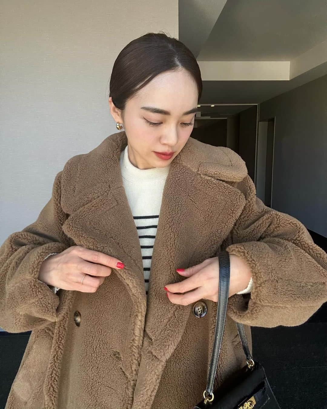 春名亜美さんのインスタグラム写真 - (春名亜美Instagram)「ぬっくぬくです🧸 フレアラインがめちゃくちゃ可愛い〜❤️  #coat @jemma.atelier  #knit @saintjames  #pants @ebure_official  #bag @hermes  #shoes @hermes   #jemmaatelier #hermes #hermeskelly #saintjames #hermeskelly」11月29日 17時24分 - amiharunaami