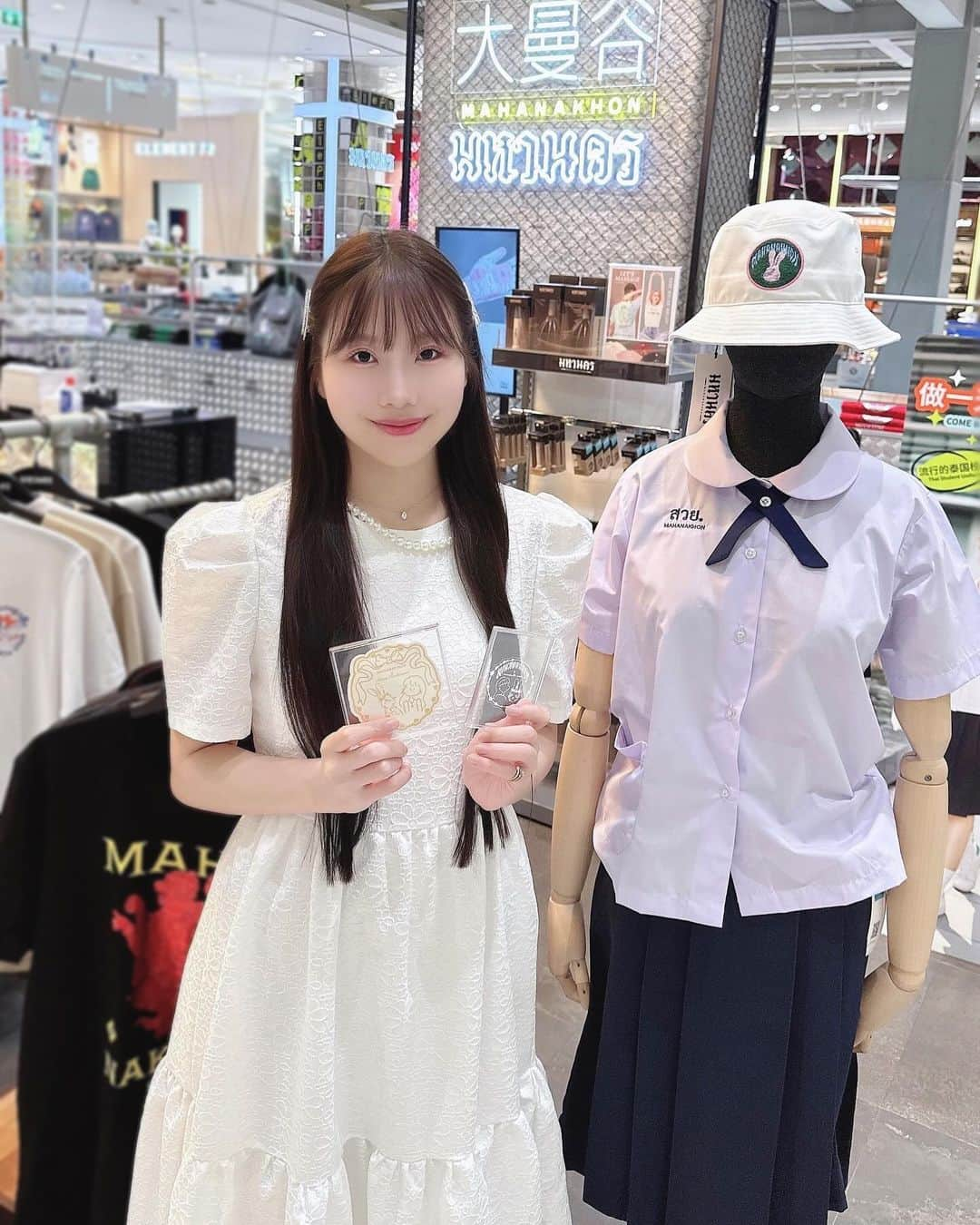 月森世菜さんのインスタグラム写真 - (月森世菜Instagram)「MAHANAKHON x Seina Tsukimori Thailand x Japan 1st Collaboration   MAHANAKHON🇹🇭 Kingpower  group original apparel brand in Thailand. Deployed at duty-free stores, malls, commercial facilities, etc.  Seina Tsukimori🇯🇵 Seina is active as a model and actress in Japan and abroad.  She has a deep knowledge of art and culture, and is disseminating all white artwork to the world. Her career is unique and continues to expand.  Product item : sticker Rabbits Design🇹🇭 : @mahanakhon_brand Girls Design🇯🇵 : @seina.tsukimori   ♡ ♡ ♡  日本初上陸🇯🇵 バンコクの免税店Kingpowerグループの オリジナルブランドMHANAKHONと コラボをさせて頂きました🤍🐰  キングパワーさんにうさぎのデザインの Tシャツとハットなどのお土産に頂いた時に 私がうさぎのデザインが気に入り、今回のコラボに至りました！  コラボ商品: ステッカー 女の子のイラスト🇯🇵 : @seina.tsukimori  うさぎのイラスト🇹🇭 : @mahanakhon_brand  日本発売先: @white_toy_box   ♡ ♡ ♡  #thailand #タイ #bangkok #バンコク #マハナコン #mahanakhon #日本 #japan #seinatsukimori #月森世菜 #kingpower #キングパワー #免税店 #モデル #model」11月29日 17時17分 - seina.tsukimori