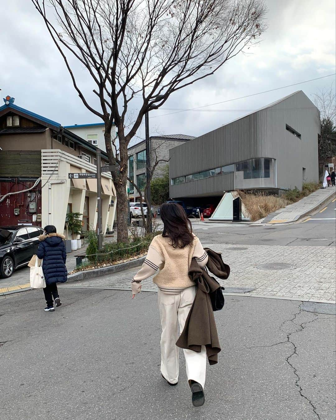 nanaさんのインスタグラム写真 - (nanaInstagram)「너무너무 추워서 놀란 얼굴 그래도 언제나 좋은 북촌이예용🤍」11月29日 17時18分 - luv__ribbon