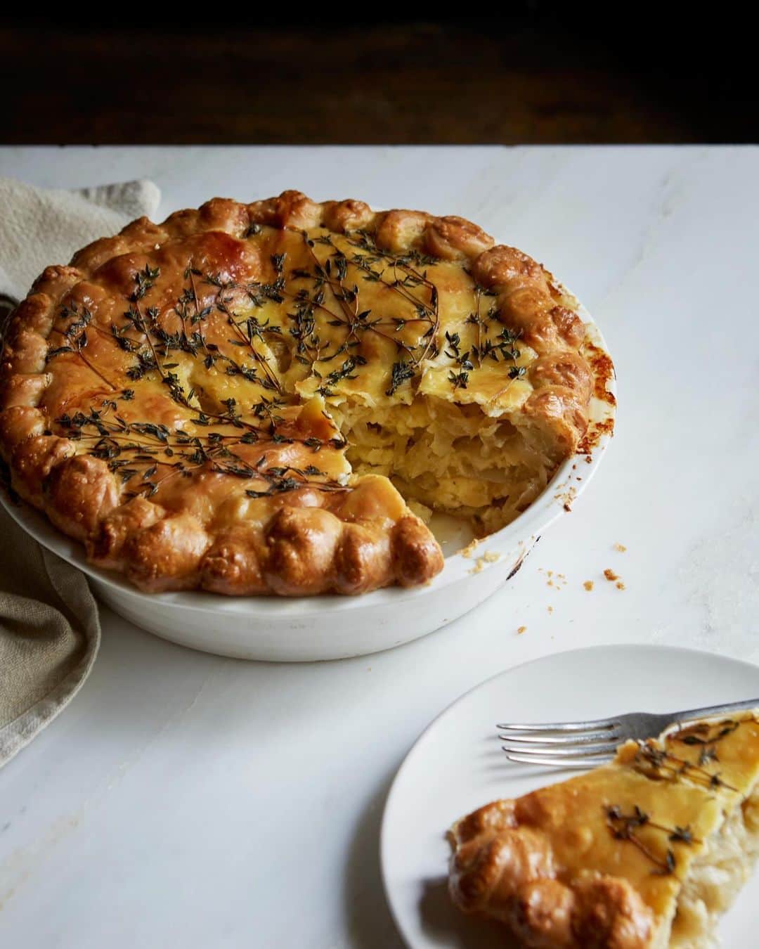 ナイジェラ・ローソンさんのインスタグラム写真 - (ナイジェラ・ローソンInstagram)「What joy! This week’s Guest Recipe from the #CookbookCorner archive is Cheese and Onion Pie, from Modern Sourdough by @margotbakery. . And to get the recipe, click on link in bio. Most of you may know what’s meant by “click on link in bio”, so just skip this bit, but for those who don’t, let me explain: tap on my name right up top, which will take you to a page that has a link on it that says www.nigella.com/instagram. When you click on this link, it will take you to a page of photographs: click on the photograph you want the recipe for – you sometimes have to tap a couple of times for some reason – and you will be taken to it!  . Photography: @patricianiven」11月29日 17時18分 - nigellalawson