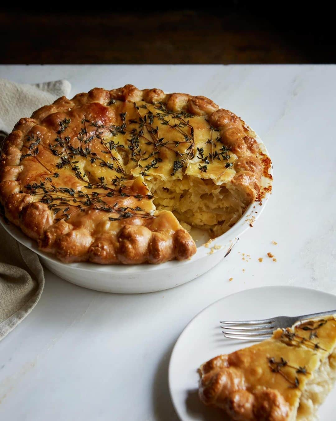 ナイジェラ・ローソンのインスタグラム：「What joy! This week’s Guest Recipe from the #CookbookCorner archive is Cheese and Onion Pie, from Modern Sourdough by @margotbakery. . And to get the recipe, click on link in bio. Most of you may know what’s meant by “click on link in bio”, so just skip this bit, but for those who don’t, let me explain: tap on my name right up top, which will take you to a page that has a link on it that says www.nigella.com/instagram. When you click on this link, it will take you to a page of photographs: click on the photograph you want the recipe for – you sometimes have to tap a couple of times for some reason – and you will be taken to it!  . Photography: @patricianiven」