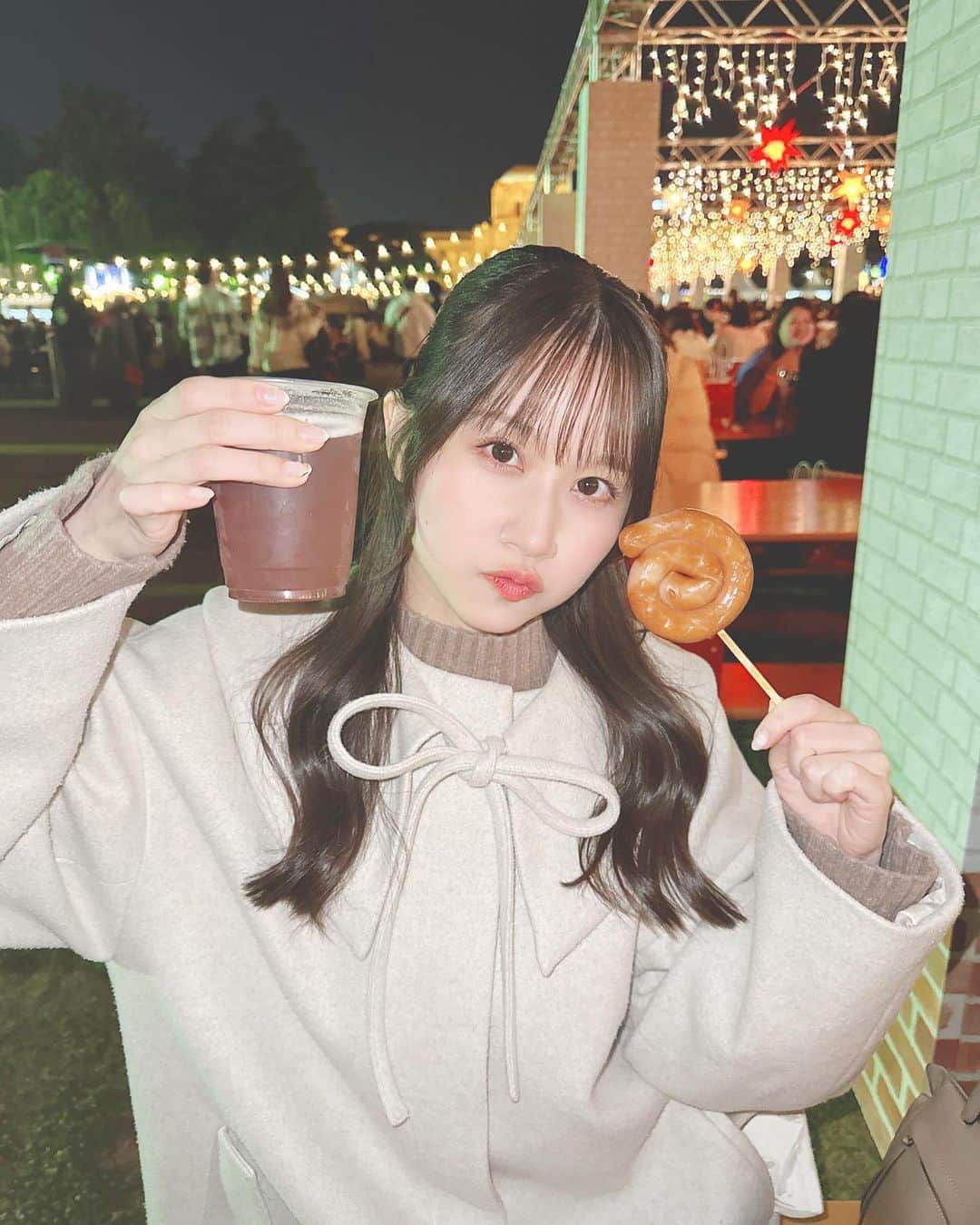 八木沙季のインスタグラム：「🤍🤍  明治神宮外苑で開催されている 「東京クリスマスマーケット2023」に 招待していただきました🎅🎄✨ ビールやワインやおいしい食べ物がたくさんあったよ🍺 わたしはカシスビアとぐるぐるソーセージと チュロスとポテト食べました🫢(食べすぎ)  12/25までやってるのでみなさんもぜひ🫶🏻  #東京クリスマスマーケット2023  #今年は明治神宮外苑でクリスマスマーケット  #クリスマスマーケット  #PR」