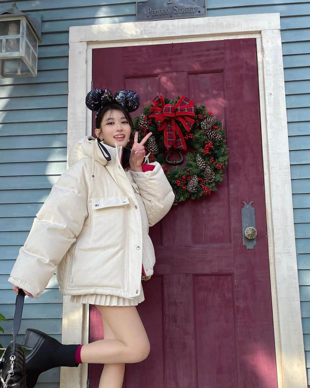 相沢みなみさんのインスタグラム写真 - (相沢みなみInstagram)「Christmas Disney Sea❤️🌏🎄 with WHITE GUCCI STYLE🤍 I couldn't sleep the day before because I was so excited to go to Disney for the first time in 2 years!! I was happy the whole time with the great weather & christmassy decoration🎄♥️ . クリスマスディズニー♥️🎄🌏 ミニスカホワイトグッチスタイルにしたよ🧏🏻‍♀️🤍w 2年ぶりのディズニーで楽しみすぎて前日寝れなかった😂 お天気も良くてクリスマスの雰囲気にも癒されて幸福度高めでち🌟 . #クリスマス #クリスマスディズニー  #ディズニーシー #ディズニーコーデ  #ホワイトコーデ #whitefashion  #christmas #christmasdisney  #disneysea #disneystyle #ootd  . #相沢みなみ  #minamiaizawa #相澤南」11月29日 17時32分 - epoint2016