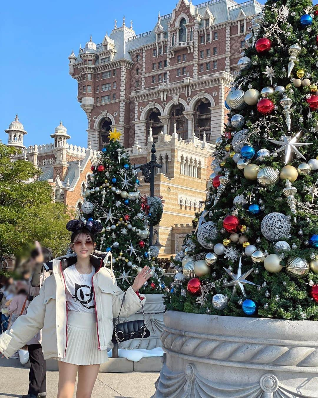 相沢みなみさんのインスタグラム写真 - (相沢みなみInstagram)「Christmas Disney Sea❤️🌏🎄 with WHITE GUCCI STYLE🤍 I couldn't sleep the day before because I was so excited to go to Disney for the first time in 2 years!! I was happy the whole time with the great weather & christmassy decoration🎄♥️ . クリスマスディズニー♥️🎄🌏 ミニスカホワイトグッチスタイルにしたよ🧏🏻‍♀️🤍w 2年ぶりのディズニーで楽しみすぎて前日寝れなかった😂 お天気も良くてクリスマスの雰囲気にも癒されて幸福度高めでち🌟 . #クリスマス #クリスマスディズニー  #ディズニーシー #ディズニーコーデ  #ホワイトコーデ #whitefashion  #christmas #christmasdisney  #disneysea #disneystyle #ootd  . #相沢みなみ  #minamiaizawa #相澤南」11月29日 17時32分 - epoint2016