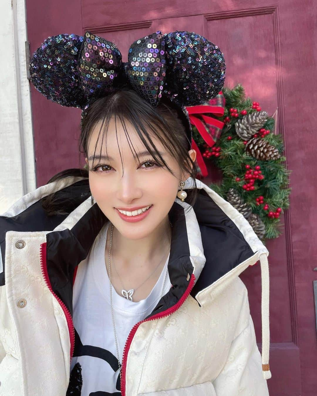 相沢みなみさんのインスタグラム写真 - (相沢みなみInstagram)「Christmas Disney Sea❤️🌏🎄 with WHITE GUCCI STYLE🤍 I couldn't sleep the day before because I was so excited to go to Disney for the first time in 2 years!! I was happy the whole time with the great weather & christmassy decoration🎄♥️ . クリスマスディズニー♥️🎄🌏 ミニスカホワイトグッチスタイルにしたよ🧏🏻‍♀️🤍w 2年ぶりのディズニーで楽しみすぎて前日寝れなかった😂 お天気も良くてクリスマスの雰囲気にも癒されて幸福度高めでち🌟 . #クリスマス #クリスマスディズニー  #ディズニーシー #ディズニーコーデ  #ホワイトコーデ #whitefashion  #christmas #christmasdisney  #disneysea #disneystyle #ootd  . #相沢みなみ  #minamiaizawa #相澤南」11月29日 17時32分 - epoint2016