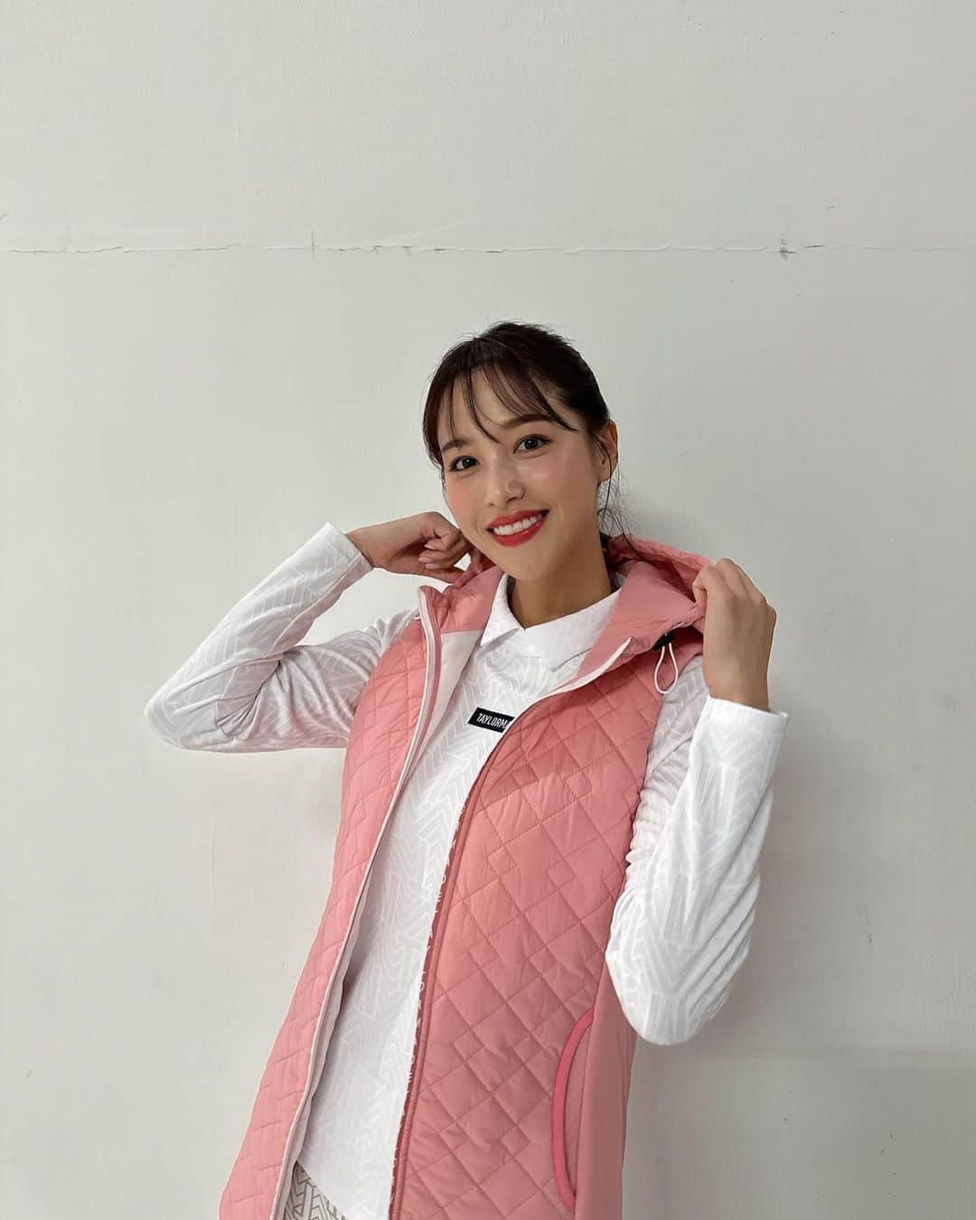 鷲見玲奈さんのインスタグラム写真 - (鷲見玲奈Instagram)「. 今季のテーラーメイドはもうチェックしましたか？🤍🤍  ピンクもオレンジもベージュも可愛くて迷うよね🥺  最近ゴルフウェア可愛いの増えてるけど、テーラーメイドは機能性も抜群なので、ぜひチェックしてみてください🥰  こちらの3コーデはクラブテーラーメイドのカジュアルなライン✨ 3つ目のコーデは、ここでは初出しかな？  次の投稿ではツアーテーラーメイドのスポーティーなコーデを紹介します😎  あーーーゴルフ行きたい欲が！！ 今はひたすらパターの練習しときます…！ アプローチくらいなら練習しても大丈夫かな？🤔   #テーラーメイド #テーラーメイド銀座  #TaylorMade  #ゴルフ女子 #ゴルフレッスン #ゴルフ初心者 #ゴルフウェア #ゴルフコーデ #ゴルフ場 #ゴルフ #ゴルフ女子コーデ  #ゴルフウェアコーデ #ゴルフスイング  #ミニスカートコーデ  #ミニスカコーデ  #秋冬ゴルフ #秋冬ゴルフコーデ #ピンクコーデ #ゴルフベスト #オレンジコーデ」11月29日 17時25分 - sumi__reina