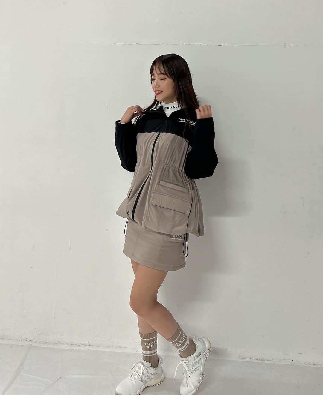 鷲見玲奈さんのインスタグラム写真 - (鷲見玲奈Instagram)「. 今季のテーラーメイドはもうチェックしましたか？🤍🤍  ピンクもオレンジもベージュも可愛くて迷うよね🥺  最近ゴルフウェア可愛いの増えてるけど、テーラーメイドは機能性も抜群なので、ぜひチェックしてみてください🥰  こちらの3コーデはクラブテーラーメイドのカジュアルなライン✨ 3つ目のコーデは、ここでは初出しかな？  次の投稿ではツアーテーラーメイドのスポーティーなコーデを紹介します😎  あーーーゴルフ行きたい欲が！！ 今はひたすらパターの練習しときます…！ アプローチくらいなら練習しても大丈夫かな？🤔   #テーラーメイド #テーラーメイド銀座  #TaylorMade  #ゴルフ女子 #ゴルフレッスン #ゴルフ初心者 #ゴルフウェア #ゴルフコーデ #ゴルフ場 #ゴルフ #ゴルフ女子コーデ  #ゴルフウェアコーデ #ゴルフスイング  #ミニスカートコーデ  #ミニスカコーデ  #秋冬ゴルフ #秋冬ゴルフコーデ #ピンクコーデ #ゴルフベスト #オレンジコーデ」11月29日 17時25分 - sumi__reina