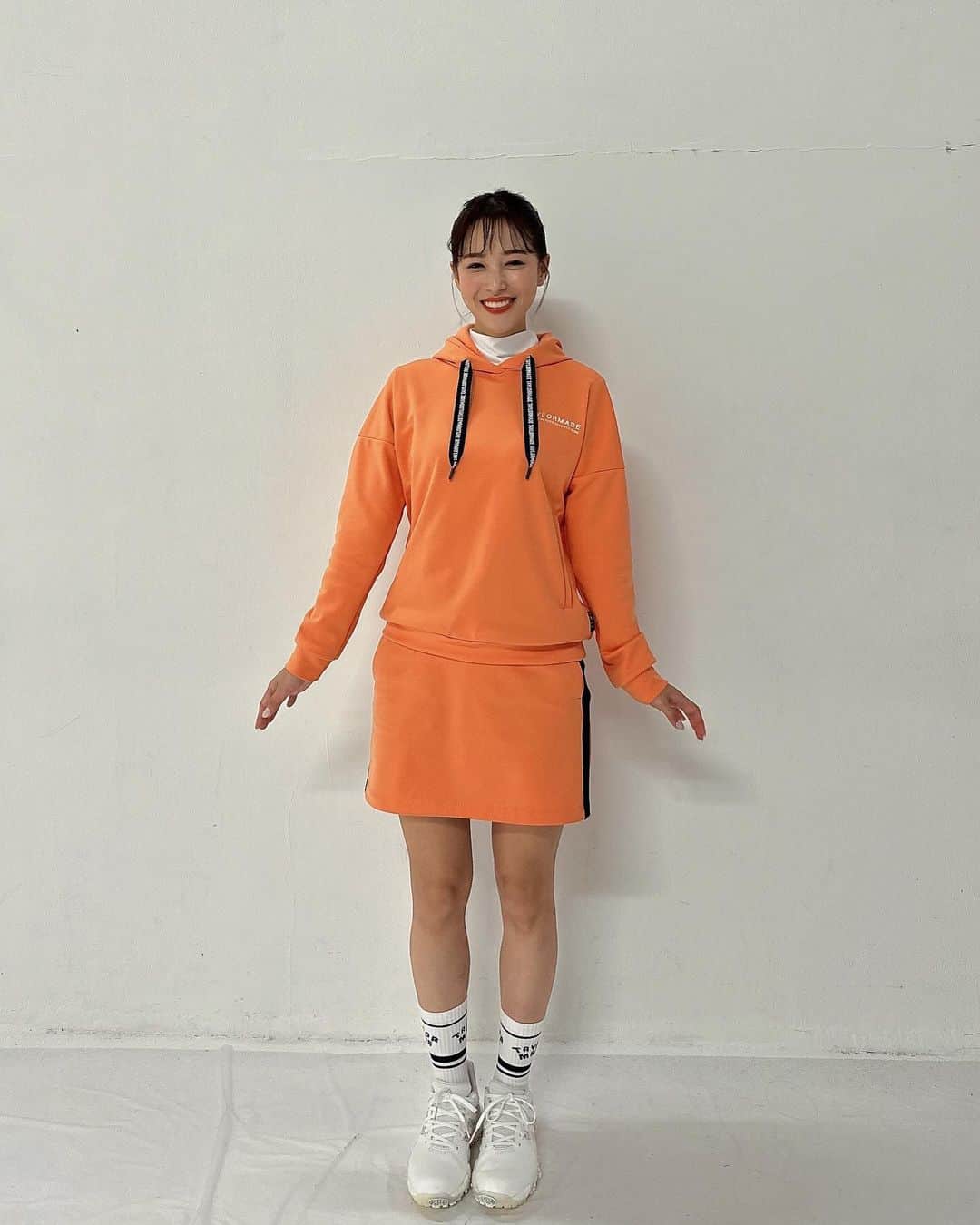 鷲見玲奈さんのインスタグラム写真 - (鷲見玲奈Instagram)「. 今季のテーラーメイドはもうチェックしましたか？🤍🤍  ピンクもオレンジもベージュも可愛くて迷うよね🥺  最近ゴルフウェア可愛いの増えてるけど、テーラーメイドは機能性も抜群なので、ぜひチェックしてみてください🥰  こちらの3コーデはクラブテーラーメイドのカジュアルなライン✨ 3つ目のコーデは、ここでは初出しかな？  次の投稿ではツアーテーラーメイドのスポーティーなコーデを紹介します😎  あーーーゴルフ行きたい欲が！！ 今はひたすらパターの練習しときます…！ アプローチくらいなら練習しても大丈夫かな？🤔   #テーラーメイド #テーラーメイド銀座  #TaylorMade  #ゴルフ女子 #ゴルフレッスン #ゴルフ初心者 #ゴルフウェア #ゴルフコーデ #ゴルフ場 #ゴルフ #ゴルフ女子コーデ  #ゴルフウェアコーデ #ゴルフスイング  #ミニスカートコーデ  #ミニスカコーデ  #秋冬ゴルフ #秋冬ゴルフコーデ #ピンクコーデ #ゴルフベスト #オレンジコーデ」11月29日 17時25分 - sumi__reina