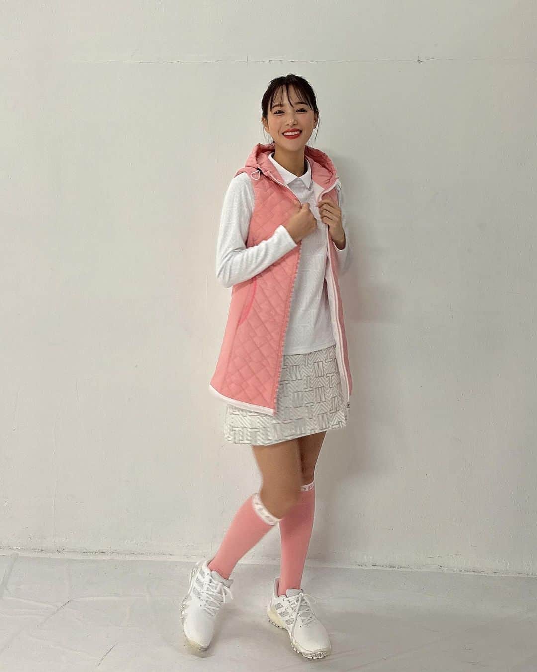 鷲見玲奈さんのインスタグラム写真 - (鷲見玲奈Instagram)「. 今季のテーラーメイドはもうチェックしましたか？🤍🤍  ピンクもオレンジもベージュも可愛くて迷うよね🥺  最近ゴルフウェア可愛いの増えてるけど、テーラーメイドは機能性も抜群なので、ぜひチェックしてみてください🥰  こちらの3コーデはクラブテーラーメイドのカジュアルなライン✨ 3つ目のコーデは、ここでは初出しかな？  次の投稿ではツアーテーラーメイドのスポーティーなコーデを紹介します😎  あーーーゴルフ行きたい欲が！！ 今はひたすらパターの練習しときます…！ アプローチくらいなら練習しても大丈夫かな？🤔   #テーラーメイド #テーラーメイド銀座  #TaylorMade  #ゴルフ女子 #ゴルフレッスン #ゴルフ初心者 #ゴルフウェア #ゴルフコーデ #ゴルフ場 #ゴルフ #ゴルフ女子コーデ  #ゴルフウェアコーデ #ゴルフスイング  #ミニスカートコーデ  #ミニスカコーデ  #秋冬ゴルフ #秋冬ゴルフコーデ #ピンクコーデ #ゴルフベスト #オレンジコーデ」11月29日 17時25分 - sumi__reina