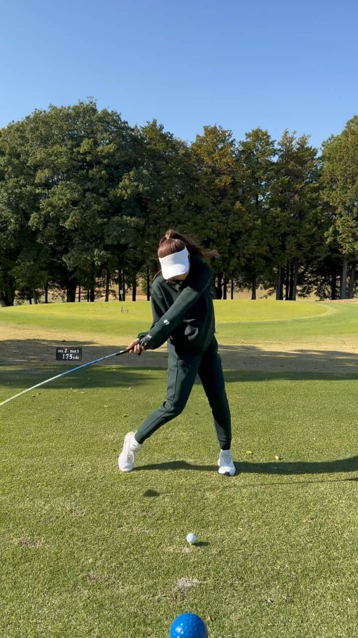 まいまいのインスタグラム：「珍しく正面スイング⛳️ バックから回るにはまだ飛距離が足りぬ、、🫠 飛距離アップ目指して練習とトレーニング頑張る🔥  このウェア着てると「どこの？」ってすごく聞かれる！ TFW49さんのメンズのセットアップのSサイズを着てます⭐️ 形が綺麗すぎるし動きやすくてお気に入り♡  ウェア @tfw49 クラブ @pxg @pxgjapan  #まいごるふ#ゴルフ#女子ゴルフ#ゴルフ女子#ゴルフスイング#ゴルフウェア#ゴルフコーデ#ゴルフコー#tfw49#pxgapparel#maigolf#pxgjapan#pxg#ustmamiya#golf#golfswing#golfwear#골프#골프스윙#골프중독#골프웨어#마이고루후」