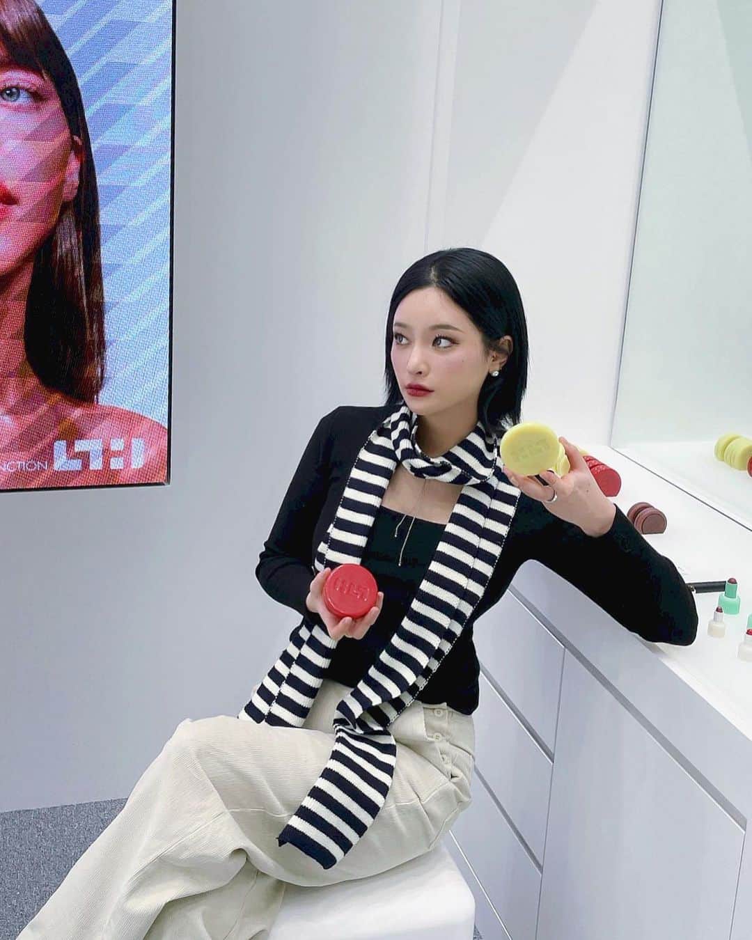 ジョンハさんのインスタグラム写真 - (ジョンハInstagram)「#광고 드디어 ‼️🙃 핫하디 핫한 @simihaze 시미헤이즈 자매의 @simihazebeauty 첫 단독 부티크가 오픈 되었다는 소식에 쿵쾅대는(💓) 심장을 부여 잡고 잠실 롯데월드몰에 방문하고 왔습니다. 그녀들을 닮아 유니크하고 핫한 패키징의 제품들, 그리고 오픈기념으로 다양한 이벤트들까지 있다고 하니 더 늦기전에 다들 서둘러 꼭 만나고 오십쇼(੭•̀ᴗ•̀)੭..!!✨🩵  #시미헤이즈뷰티 #시미헤이즈 #롯데월드몰」11月29日 17時27分 - 1993kg
