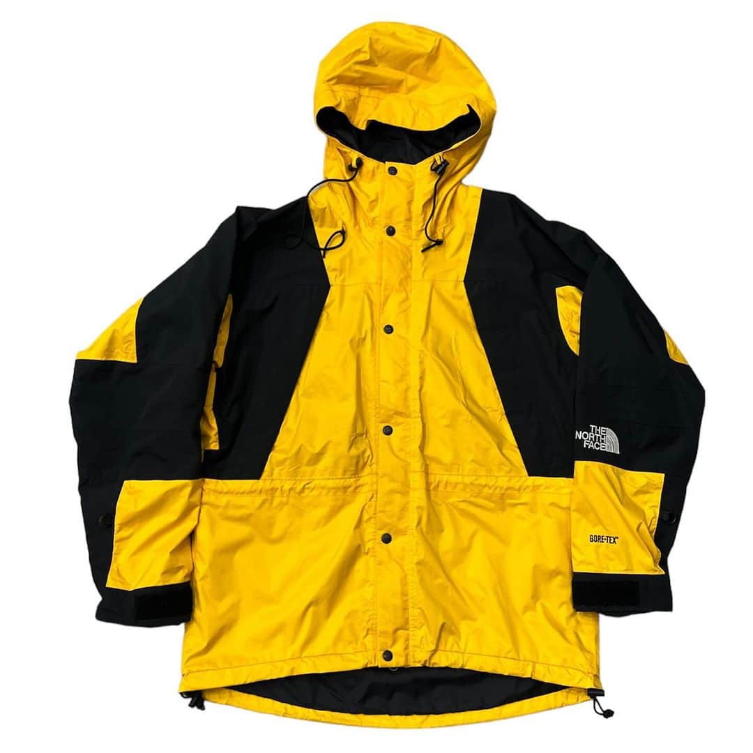 ジャムルのインスタグラム：「90's THE NORTH FACE mountain light JKT 17000y+tax(18700)  ゴアテックスが採用されたマウンテンパーカ。 イエローx黒が目を惹きます！  全体的に使用感があり、所々汚れなどもありますが、大きなダメージは無くまだまだ着ていただけるコンディションです。  WEB SHOPに入荷しております。 是非ご覧ください。 jammru.com  #jammru#thenorthface  #大阪古着屋#心斎橋古着屋#usedmix #osaka  #fashion  #streetstyle  #streetfashion  #vtg  #vintage  #used  #usedclothing  #古着 #古着屋 #ファッション #70s #80s #90s」