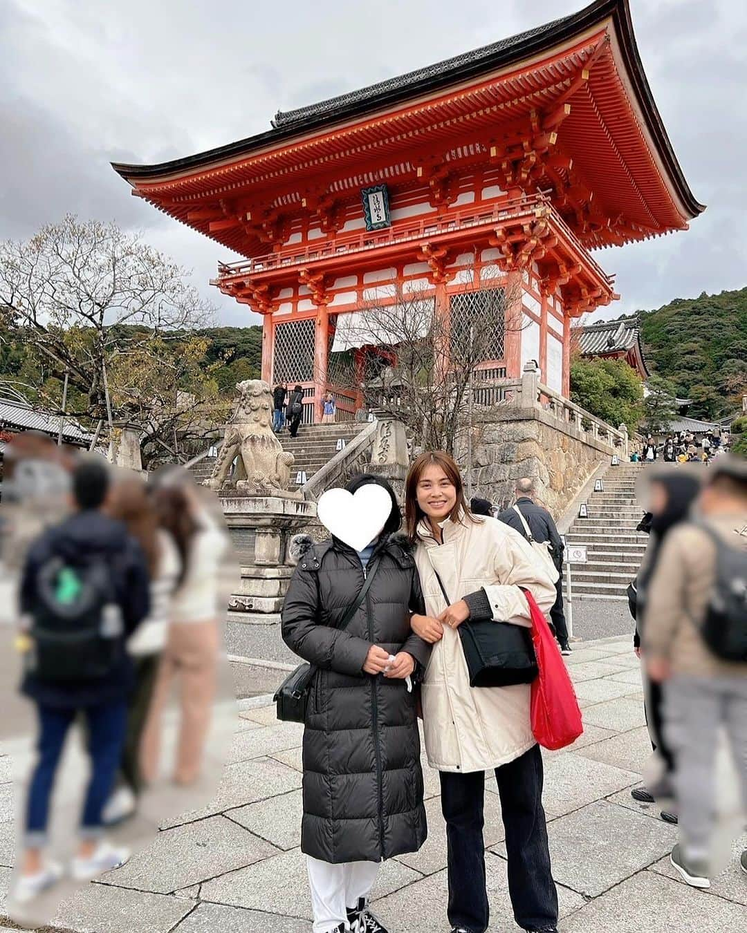 林えみりのインスタグラム：「先日の叔母との京都旅行🍁  幼い頃から、私にとっては親のような、姉妹のような存在の叔母が 今年になって長年勤めた会社を 遂に退職したので、 京都旅行へ行って参りました。  叔母は、30年ぶりの京都。 新幹線自体30年ぶり！  何を見ても、何を食べても無邪気に喜ぶ姿にこちらもほっこり☺️👍  とくに、清水寺近くのドーナッツの美味しさにひどく感動していましたw うん、たしかにとっても美味しかった♡  それにしても京都は寒かった‥ ヒートテックに、あったかアウターを着て行きましたがそれでも寒くてホッカイロを貼ったくらいです。  お昼に頂いた温かいラーメンが沁みました🤍🍜🍥  #京都#京都旅行#日帰り旅行  #日帰り京都#紅葉#清水寺#建仁寺 #japan#beautifuljapan#kyoto#kyototrip #japanesegarden #trip」