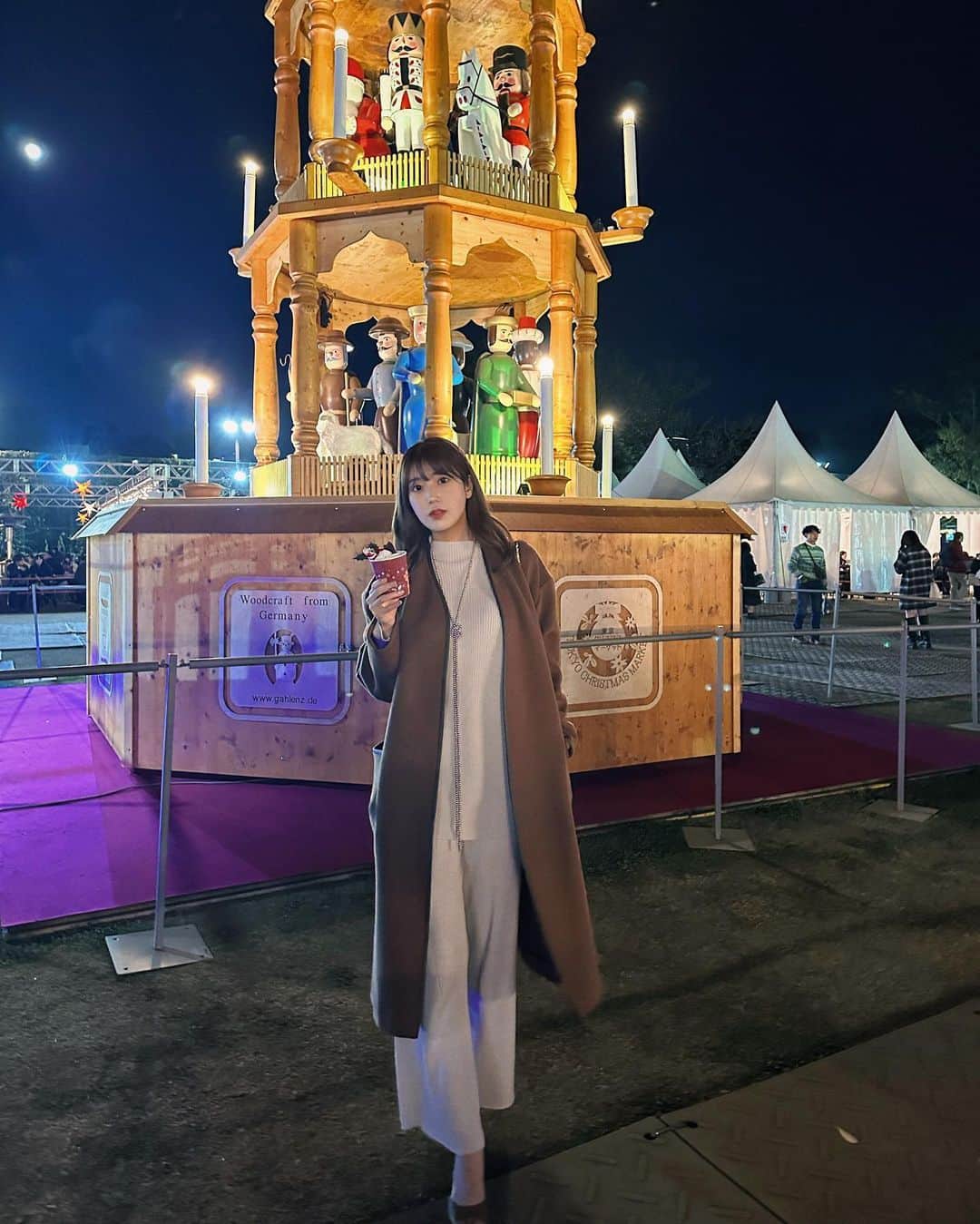 あべなつきさんのインスタグラム写真 - (あべなつきInstagram)「クリスマスマーケット🎄🎁🤎  外苑前のクリスマスマーケットにいってきたよ🧑‍🎄  明治神宮外苑の絵画館前でやってるの。  それと最後の写真は麻布台ヒルズのレセプションの写真🤎 東京タワーが綺麗に見えた。🗼 オープンしたからまたゆっくり行きたいな  コーデは　@ronhermanstore で🥺 大人っぽいコーデでしょん  #クリスマスマーケット　#クリスマス　#明治神宮外苑 #明治神宮 #今年は明治神宮外苑でクリスマスマーケット #pr」11月29日 17時28分 - i.am_natsuki_