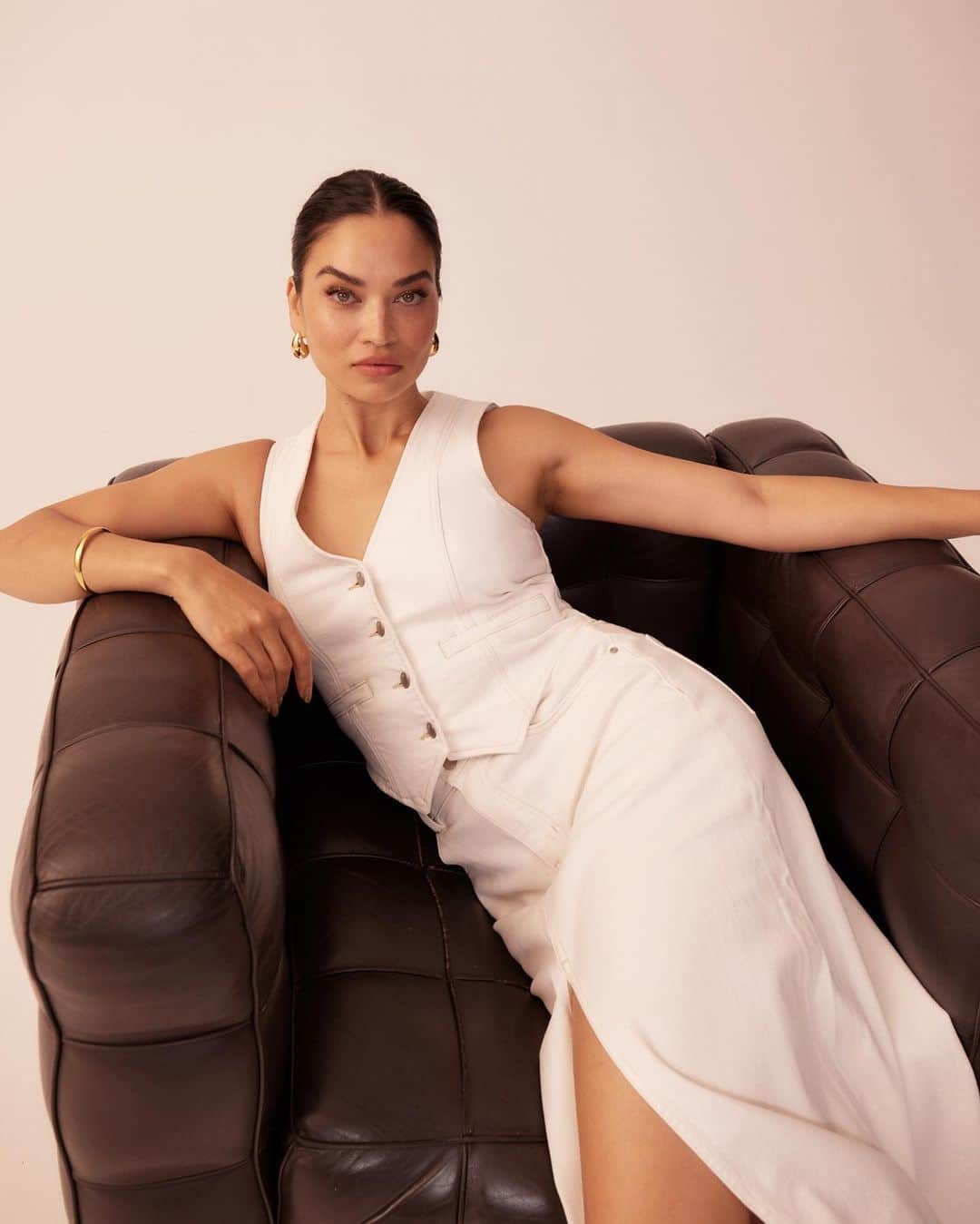 STYLERUNNERのインスタグラム：「Shanina Shaik for Stylerunner || Embrace the timeless allure of feminine and refined silhouettes that elevate your everyday style.   Explore the edit, online & in store」