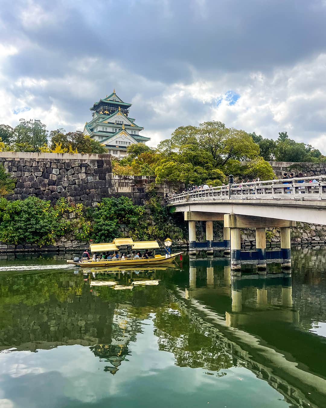 Osaka Bob（大阪観光局公式キャラクター）のインスタグラム：「November is a great time to visit Osaka Castle! The surrounding park has gorgeous autumn leaves that are absolutely stunning and last through early December. Until November 26, there's a special exhibition called 'Upward Ieyasu' taking place. ✨   11月の大阪城はめちゃくちゃオススメや👍 12月初旬まではいろんな色の紅葉も見られるよ🍁 それと11月26日までは「特別展　上方の家康」が開催されているで✨  —————————————————————  #maido #withOsakaBob #OSAKA #osakatrip #japan #nihon #OsakaJapan #大坂 #오사카 #大阪 #Оsака #Осака #โอซาก้า #大阪観光 #sightseeing #Osakatravel #Osakajepang #traveljepang #osakatravel #osakatrip#大阪城"」