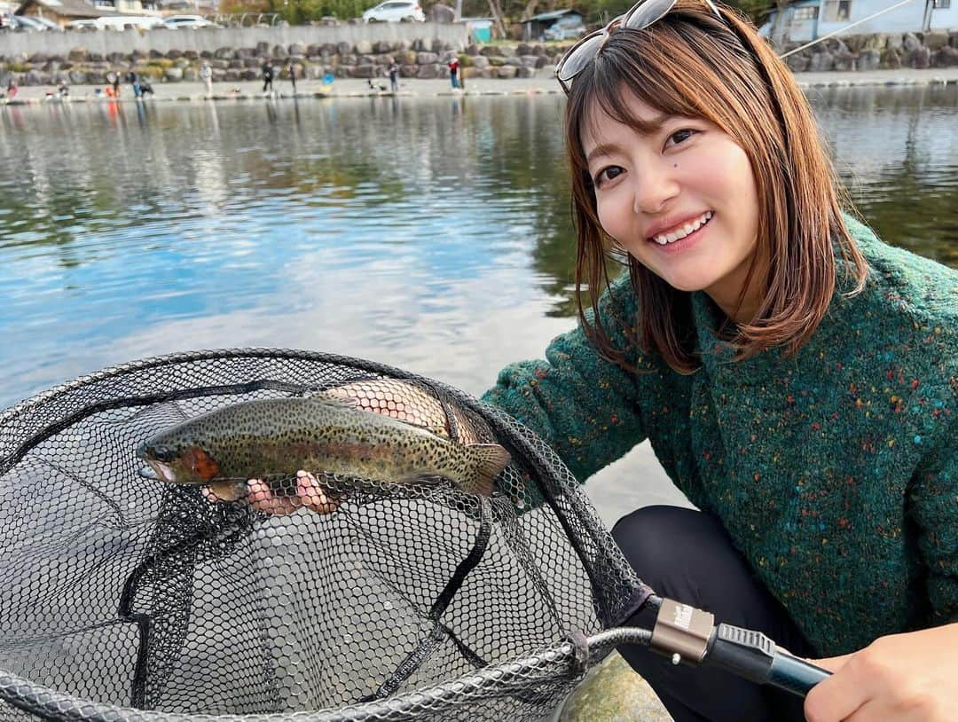 晴山由梨さんのインスタグラム写真 - (晴山由梨Instagram)「コロンコロンのニジマス♡ 魚が元気なので引きも強くて楽しかった〜☺️  数匹だけ持ち帰って、 塩焼きやムニエルにしていただきました🙏💕  #管釣り #管理釣り場 #川場フィッシングプラザ #トラウトフィッシング #エリアトラウト #ニジマス #クレハアンバサダー #クレハ #釣果料理 #ニジマス料理 #キチントさんのホイルシート」11月29日 17時31分 - hareyama_yuri