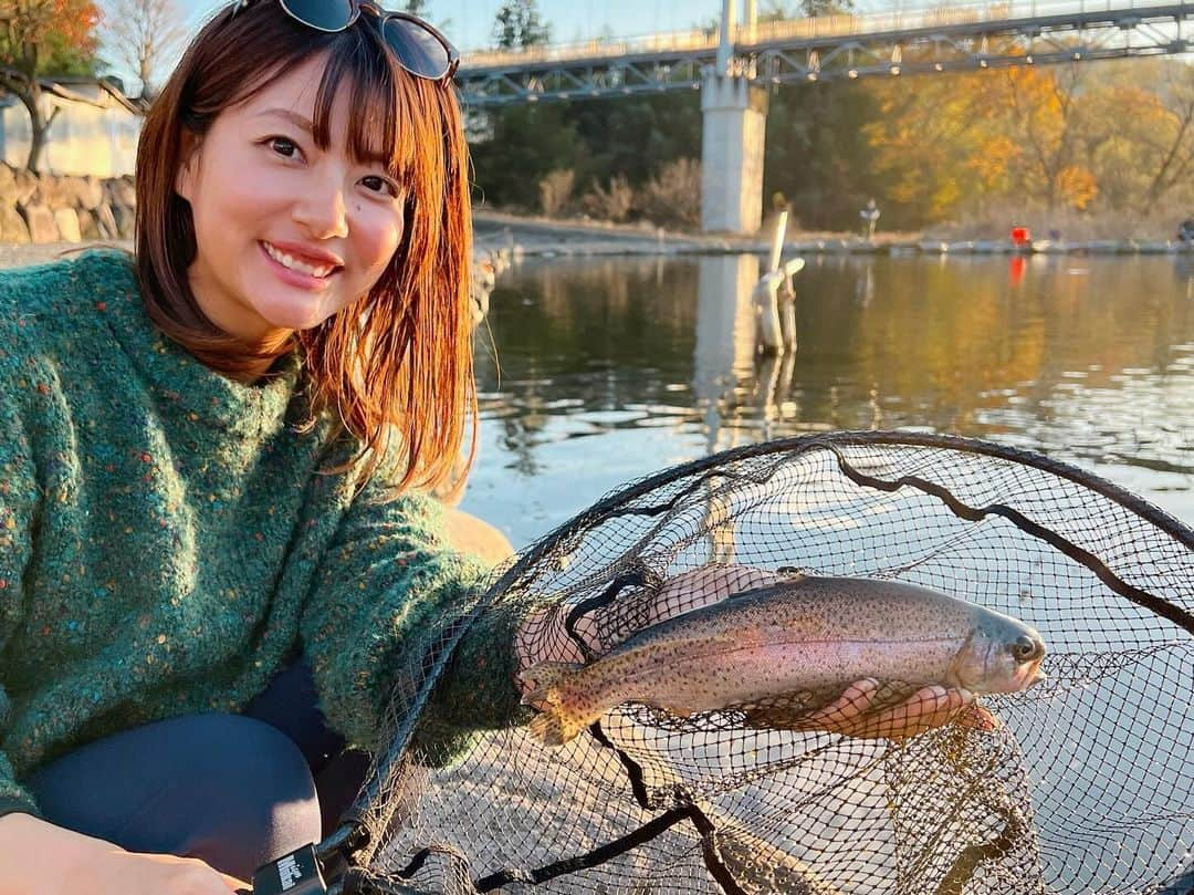 晴山由梨のインスタグラム：「コロンコロンのニジマス♡ 魚が元気なので引きも強くて楽しかった〜☺️  数匹だけ持ち帰って、 塩焼きやムニエルにしていただきました🙏💕  #管釣り #管理釣り場 #川場フィッシングプラザ #トラウトフィッシング #エリアトラウト #ニジマス #クレハアンバサダー #クレハ #釣果料理 #ニジマス料理 #キチントさんのホイルシート」