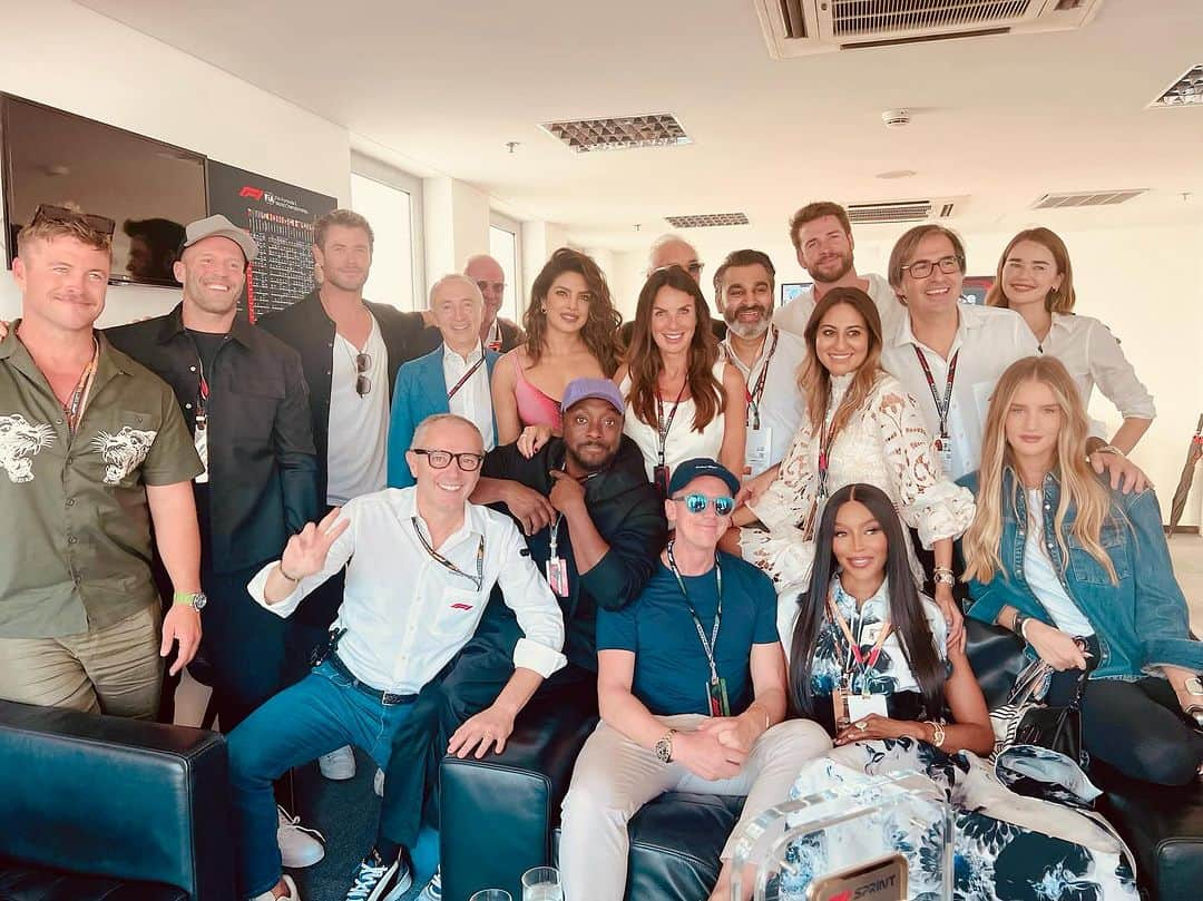 クリス・ヘムズワースさんのインスタグラム写真 - (クリス・ヘムズワースInstagram)「What an epic day watching #AbuDhabiGP!! Massive thank you to all involved for the warm welcome and support throughout the day! Huge congrats @maxverstappen1 for taking the win 👏  @hemsworthluke @lewishamilton @liamhemsworth @gabriella_brooks @lukemun」11月29日 17時41分 - chrishemsworth