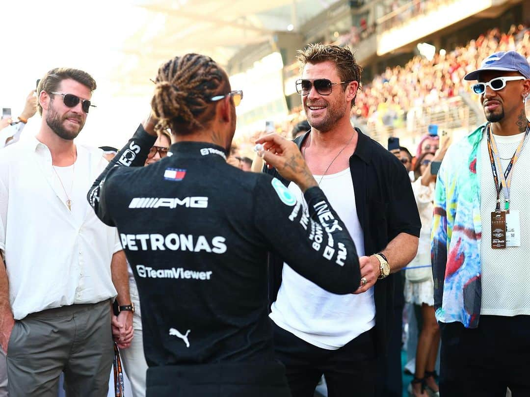 クリス・ヘムズワースのインスタグラム：「What an epic day watching #AbuDhabiGP!! Massive thank you to all involved for the warm welcome and support throughout the day! Huge congrats @maxverstappen1 for taking the win 👏  @hemsworthluke @lewishamilton @liamhemsworth @gabriella_brooks @lukemun」