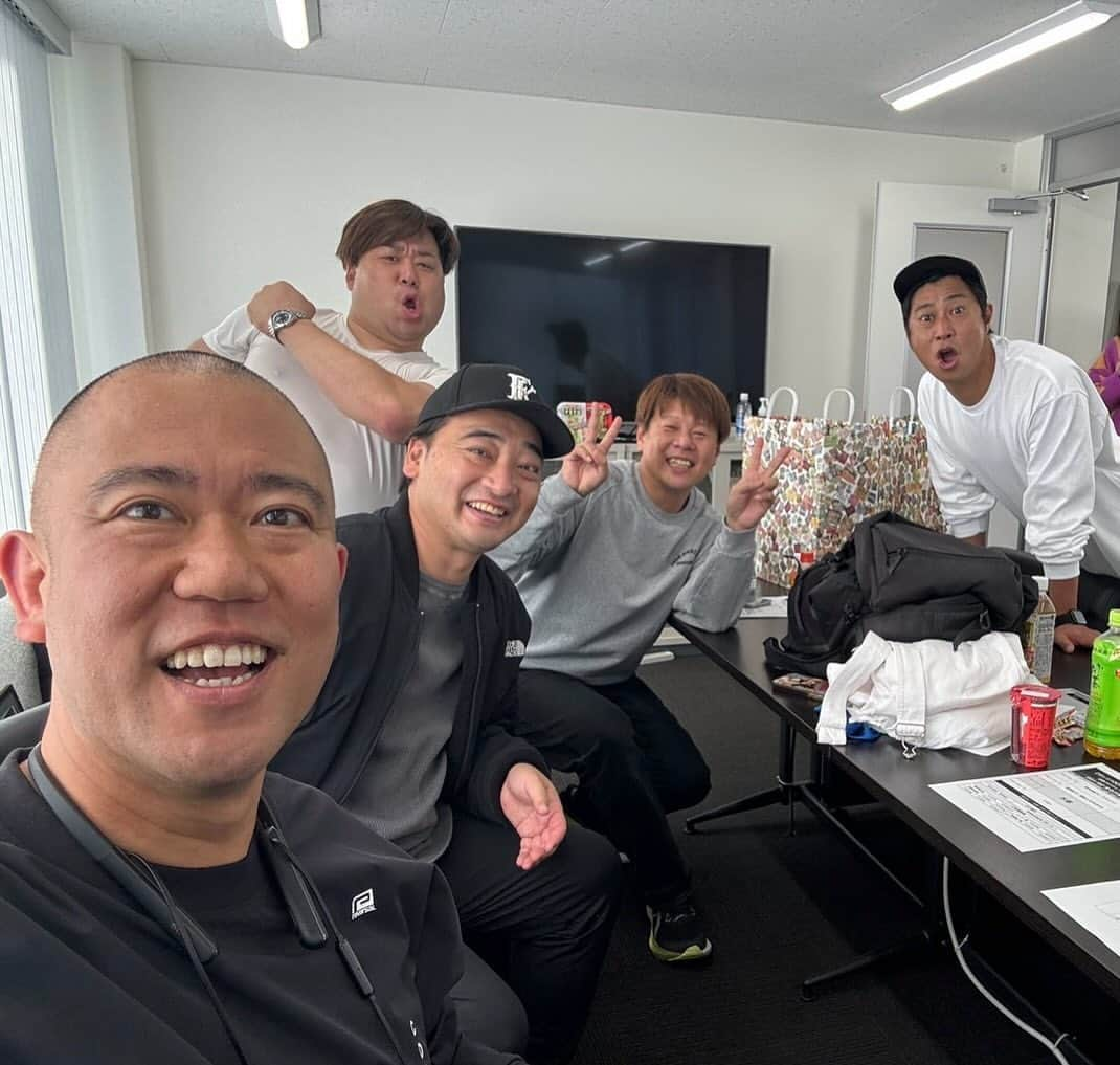 ロッシーさんのインスタグラム写真 - (ロッシーInstagram)「最初で最後のまさかの、MC！ MCロッシー！ みんな大好き！ペヤング最高！！の回！ BSよしもと【ガッツ100%テレビ】 1月20日27日まるか食品【ペヤング】の回 出演:パンサー尾形　プラマイ岩橋　コロチキナダル　ジャンポケ斉藤　野性爆弾ロッシー　 見てね！ #ペヤング #BSよしもと #ガッツ100  #まるか食品 #パンサー尾形　#プラマイ岩橋　#コロチキナダル　#ジャンポケ斉藤　#野性爆弾ロッシー」11月29日 17時36分 - yaseibakudan_rossy