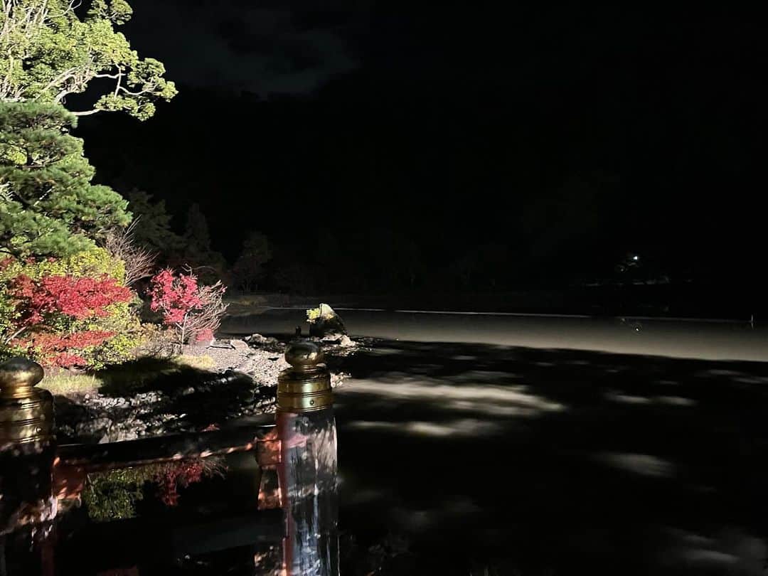 眞家泉さんのインスタグラム写真 - (眞家泉Instagram)「. 2023年の紅葉中継 初日は 福島県いわき市の白水阿弥陀堂から🍁 （2023/11/17金）  ここは9月に襲った台風13号による線状降水帯の影響で、浸水被害のあった場所です。 紅葉はそれらの影響もあってか、色付きは控えめだということでした。  タクシーの運転手さんも、このときの被害について話してくださいました。 住職の方の、「この場所で水害にあった方のためにも、シンボルとして1日も早く復旧できるよう努力したい」という思いに そしてこの場所を彩る紅葉に きっと多くの方が心を寄せているのだろうと感じました。 ------------------------- 私にできることはなかなか見つかりませんが 思いを言葉に乗せて、お届けしました 尺の都合でお伝えできなかったですが紅葉は雨に濡れてしっとりと、艶やかでした🫧☁️」11月29日 17時37分 - maie_izumi