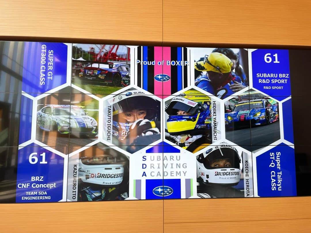 井口卓人のインスタグラム：「本日は、佐野市にあるSKC（スバル研究実験センター）で23年の報告会イベントがありました‼️  毎年、入り口のディスプレイやお弁当までお気遣い頂いてありがとうございます🤩  SKCにはスーパー耐久に来ているメンバーも多くて有意義な時間を過ごす事ができました😊  実験センターだけあって、様々な試験を行う場所です。車好きとしてはワクワクしちゃいます😄」