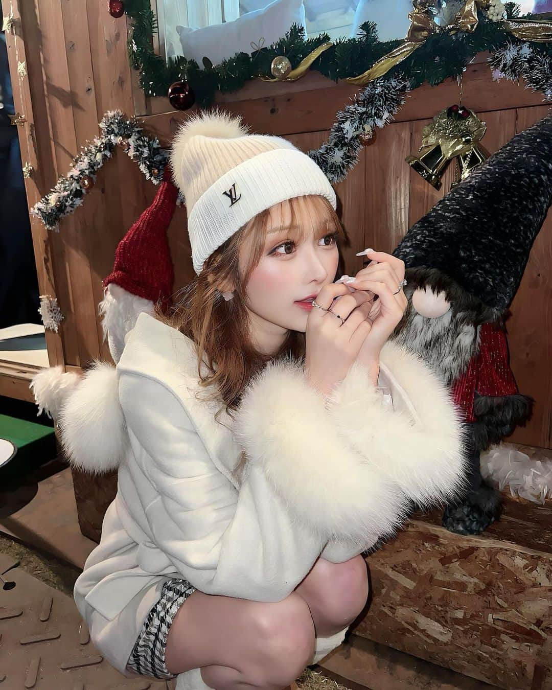 浦西ひかるのインスタグラム：「#happychristmas 🎄  外苑前のクリスマスマーケット行ってきたよ〜🤶 マカロニとじゃがいものスープみたいなやつが MVPで美味しかった𓂃𓈒𓏸 いつもソーセージ食べるけど 外でこーゆーイベントで食べるとより一層美味しく感じる☺️☺️  クリスマスはみんな何するの？^^」