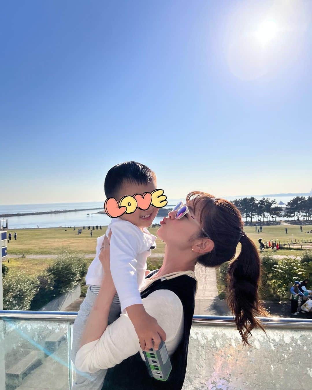 大寺かおりさんのインスタグラム写真 - (大寺かおりInstagram)「🏝️☀️ 先日、秋晴れの日に家族で 葛西臨海公園に行ってきました🩵 . キラキラ光る海を 眩しいくらいの笑顔で眺める息子を見て 私もなんだか嬉しい気持ちになりました☺️ . 子連れに優しくて 大人も子どもも楽しめるスポット✨ 潮風と波の音が心地良かったです🏖️ . #基本走ってる #手にはずっと山手線のおもちゃ #葛西臨海公園 #子連れお出かけ #男の子ママ #1歳男の子 #1y10m」11月29日 17時49分 - kaori_ootera