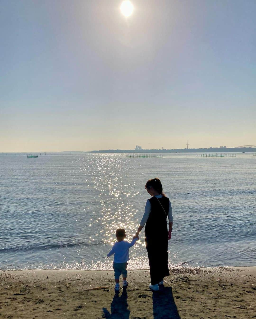 大寺かおりさんのインスタグラム写真 - (大寺かおりInstagram)「🏝️☀️ 先日、秋晴れの日に家族で 葛西臨海公園に行ってきました🩵 . キラキラ光る海を 眩しいくらいの笑顔で眺める息子を見て 私もなんだか嬉しい気持ちになりました☺️ . 子連れに優しくて 大人も子どもも楽しめるスポット✨ 潮風と波の音が心地良かったです🏖️ . #基本走ってる #手にはずっと山手線のおもちゃ #葛西臨海公園 #子連れお出かけ #男の子ママ #1歳男の子 #1y10m」11月29日 17時49分 - kaori_ootera