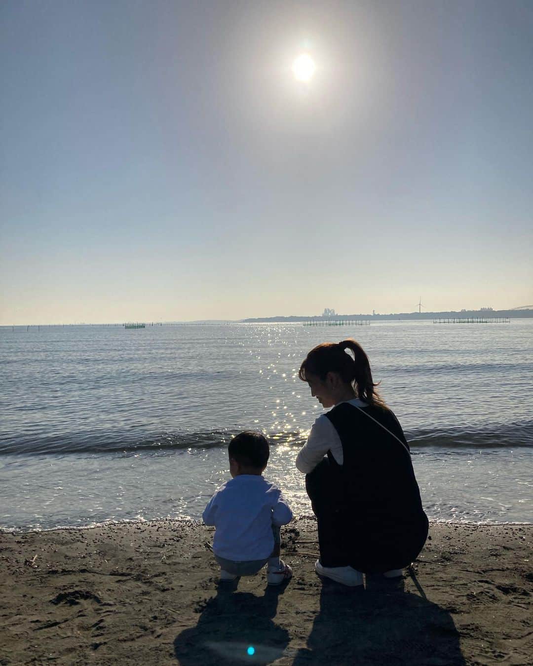 大寺かおりさんのインスタグラム写真 - (大寺かおりInstagram)「🏝️☀️ 先日、秋晴れの日に家族で 葛西臨海公園に行ってきました🩵 . キラキラ光る海を 眩しいくらいの笑顔で眺める息子を見て 私もなんだか嬉しい気持ちになりました☺️ . 子連れに優しくて 大人も子どもも楽しめるスポット✨ 潮風と波の音が心地良かったです🏖️ . #基本走ってる #手にはずっと山手線のおもちゃ #葛西臨海公園 #子連れお出かけ #男の子ママ #1歳男の子 #1y10m」11月29日 17時49分 - kaori_ootera