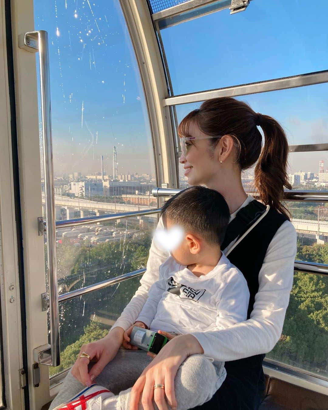 大寺かおりさんのインスタグラム写真 - (大寺かおりInstagram)「🏝️☀️ 先日、秋晴れの日に家族で 葛西臨海公園に行ってきました🩵 . キラキラ光る海を 眩しいくらいの笑顔で眺める息子を見て 私もなんだか嬉しい気持ちになりました☺️ . 子連れに優しくて 大人も子どもも楽しめるスポット✨ 潮風と波の音が心地良かったです🏖️ . #基本走ってる #手にはずっと山手線のおもちゃ #葛西臨海公園 #子連れお出かけ #男の子ママ #1歳男の子 #1y10m」11月29日 17時49分 - kaori_ootera