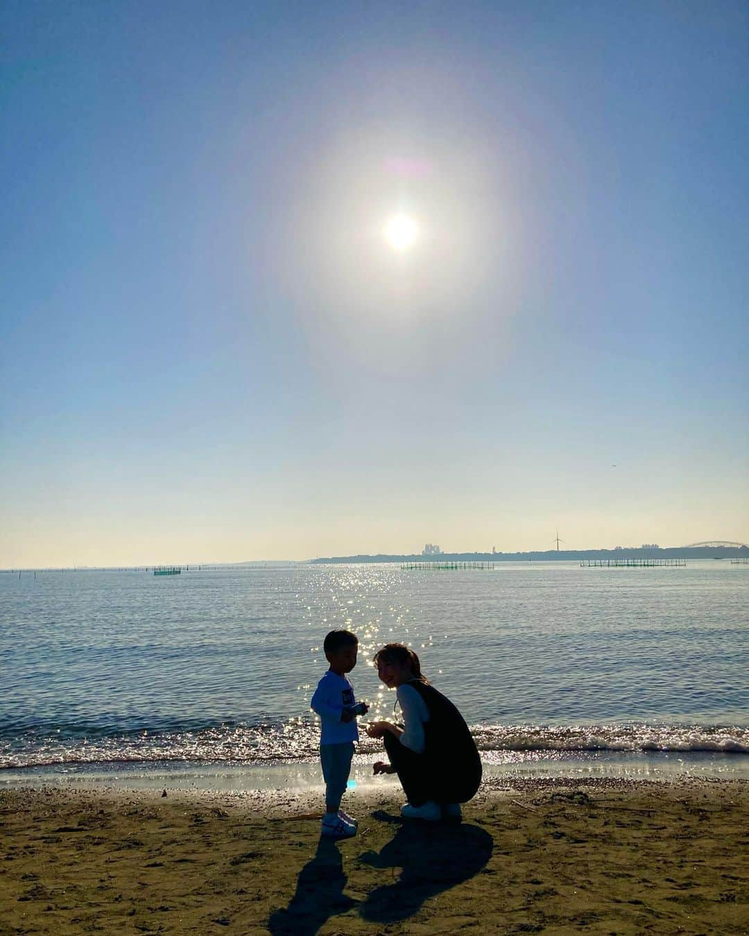 大寺かおりのインスタグラム：「🏝️☀️ 先日、秋晴れの日に家族で 葛西臨海公園に行ってきました🩵 . キラキラ光る海を 眩しいくらいの笑顔で眺める息子を見て 私もなんだか嬉しい気持ちになりました☺️ . 子連れに優しくて 大人も子どもも楽しめるスポット✨ 潮風と波の音が心地良かったです🏖️ . #基本走ってる #手にはずっと山手線のおもちゃ #葛西臨海公園 #子連れお出かけ #男の子ママ #1歳男の子 #1y10m」