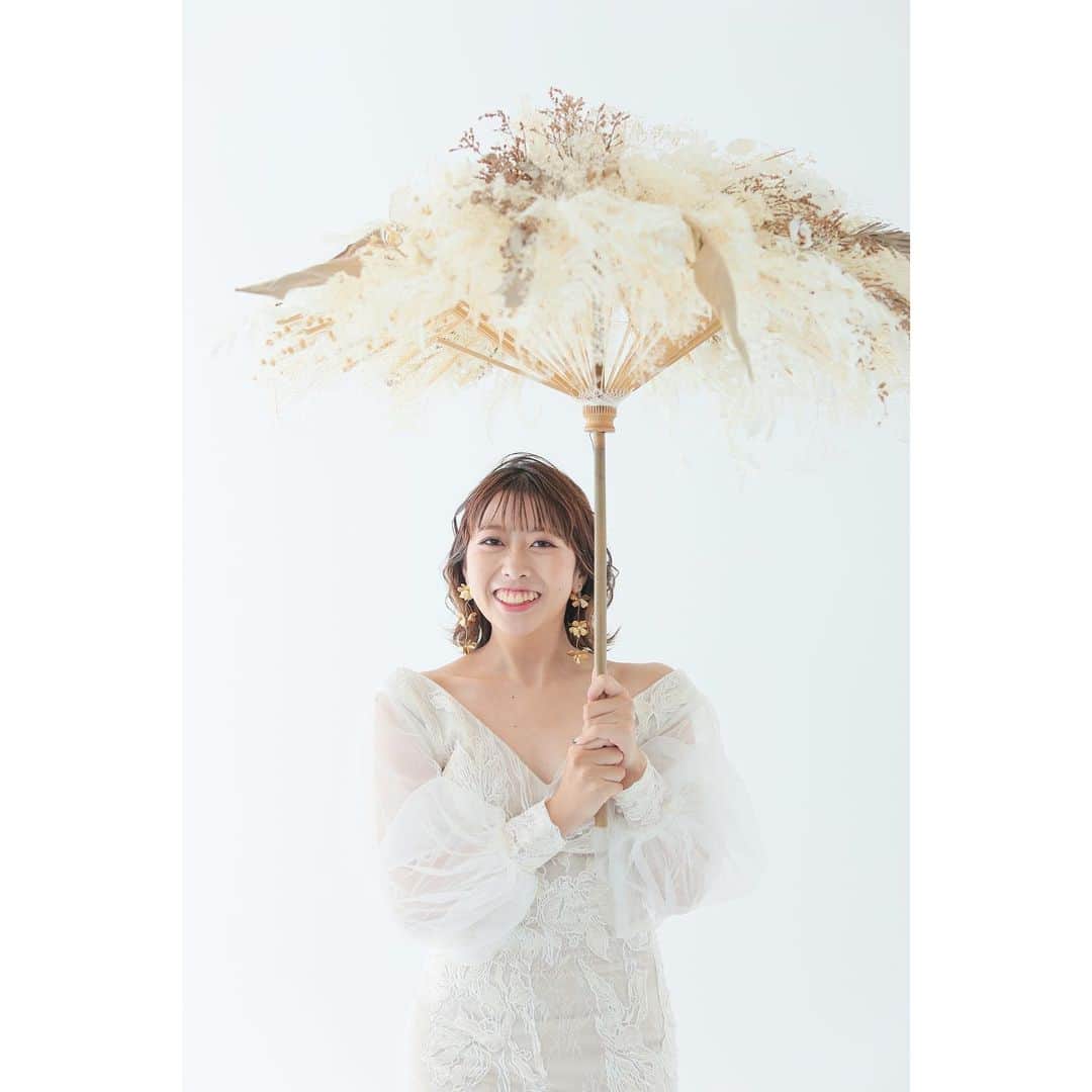 スタジオアクア浅草店のインスタグラム：「☂️💐Flower umbrella💐☂️  今話題の【Flower umbrella】 スタジオアクアで撮影できちゃいます！！  ドレスと合わせてもおしゃれに仕上がります。  お気軽にご相談下さい💁🏻‍♀️💁🏻‍♀️ - - - - - - - - - - - - - - - - - - - - - - - Photographer 📷 塩浦春菜 Hair and make up 💄 小川利恵 - - - - - - - - - - - - - - - - - - - - - - - スタジオアクア浅草店アカウント 👉 @studioaqua_asakusa デコルテフォトグループ公式アカウント 👉 @decollte_weddingphoto - - - - - - - - - - - - - - - - - - - - - - - #花傘 #flowerumbrella #前撮りロケーションフォト  #洋装 #洋装前撮り #ウェディングドレス #タキシード #d_weddingphoto #studioaqua #スタジオアクア #スタジオアクア浅草店 #ウェディングフォト #フォトウェディング #ブライダルフォト #ブライダルヘア #前撮り #後撮り #結婚写真 #ウェディング #プレ花嫁 #関東花嫁 #wedding #bridal #weddingphotography #weddingphotographer - - - - - - - - - - - - - - - - - - - - - - - フォトグラファー、ヘアメイク、フォトプランナー募集中！ @decollte_recruit」