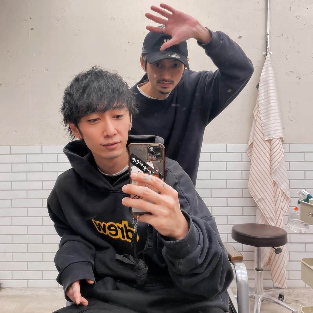 加藤 聖也のインスタグラム：「. 久しぶりのcut ✂︎ 何ヶ月ぶりだろうか😂 塁いつもありがとーっ！  そのあとこの前OPENしたばかりの 麻布台ヒルズへ😊 % ARABICAが東京に🤭 同時に２店舗OPENしたみい！  東京で飲めるようになったの嬉しい☺️☕️  #cut #haircut #原宿 #HAIRCUTPARLORORWELL #麻布台ヒルズ #ARABICA #% #coffee」