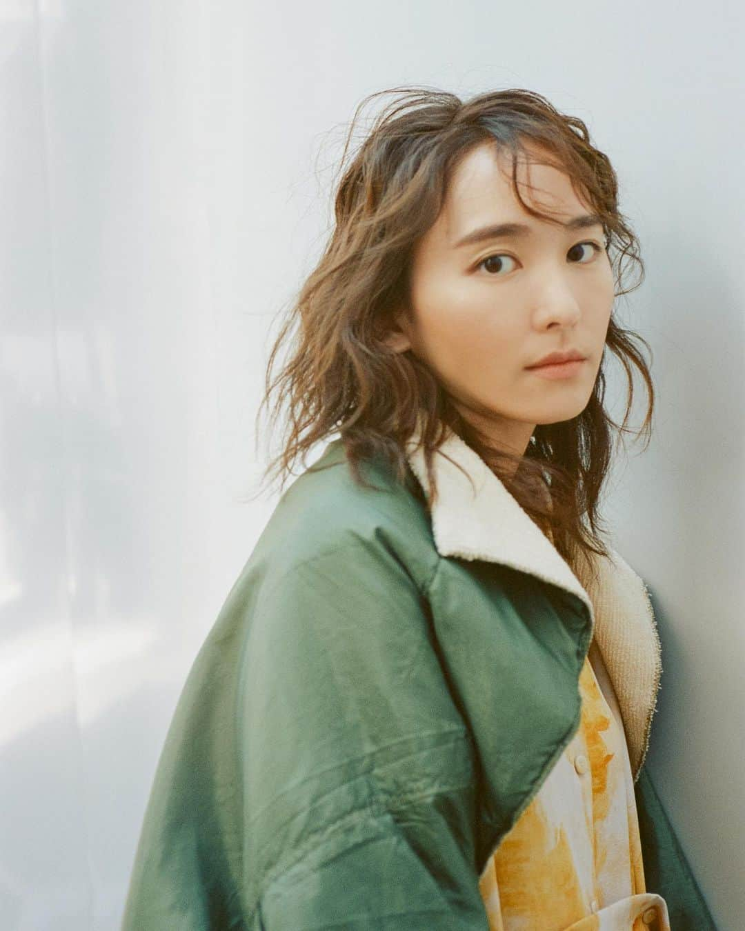 Rumchéさんのインスタグラム写真 - (RumchéInstagram)「#YuiAragaki in earth print dress & remake blouson  DEW Magazine #48 Joy Issue Fall 2023  Photography @kisshomaru  Styling @kaori_912  Hair @miho_emo_  Make-up @annamisawa  Casting director @kayaxxi   🔗dewmagazine.com @dewmagazine   #dewmagazine #RUMCHE #新垣結衣」11月29日 17時43分 - rumche_official