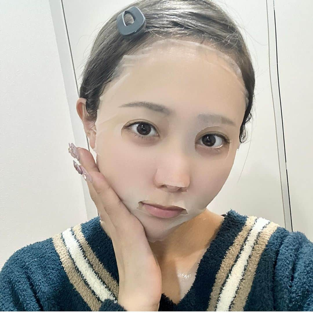 きりたんぽさんのインスタグラム写真 - (きりたんぽInstagram)「金の毛穴ケアのパックがお気に入り🌙 化粧前に使うと化粧ノリがいい感じになるの💄💗✨ 悩みに合わせて6種類あるんだよ❣️ とにかく美容液がたっぷり入ってるから私は余った美容液を身体中に塗りまくってる😂おかげで全身うるうるよ‼️✨  #クオリティファースト #ダーマレーサー #シートマスク #美容 #スキンケア」11月29日 17時44分 - kiritampopopo