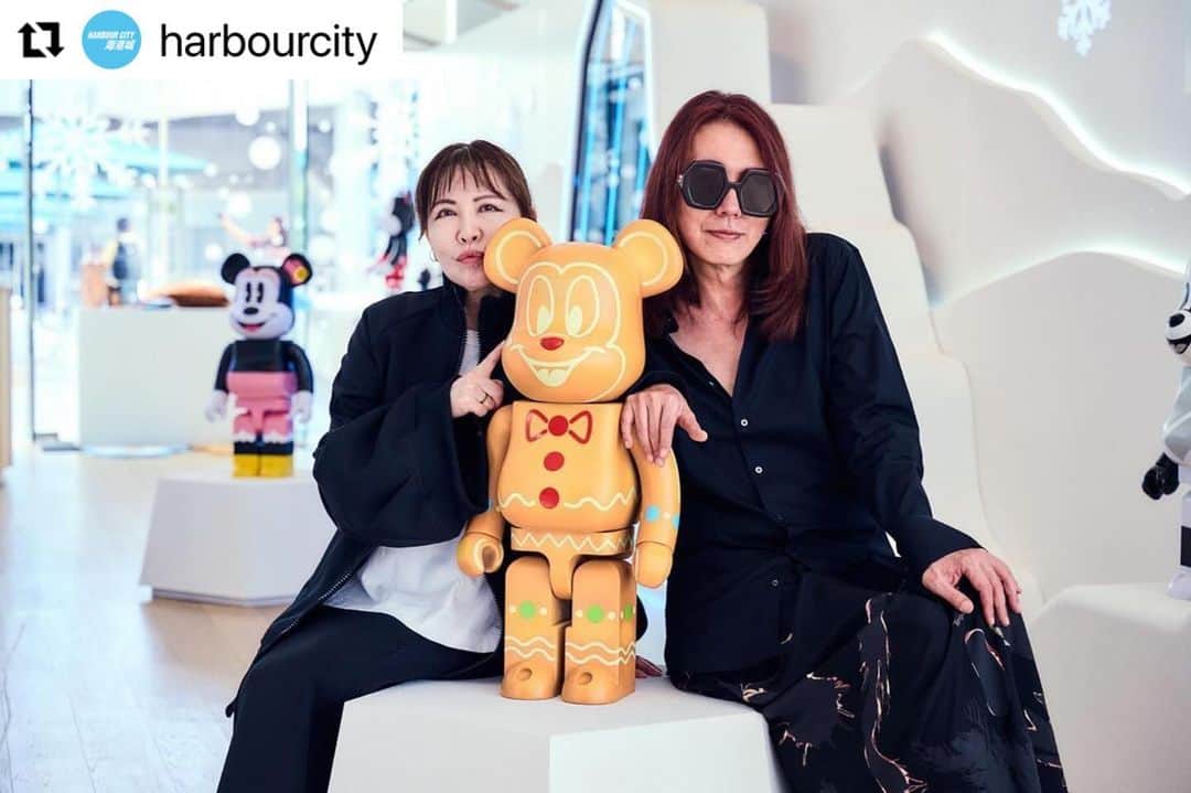 MEDICOM TOYさんのインスタグラム写真 - (MEDICOM TOYInstagram)「#Repost @harbourcity with @use.repost ・・・ Can you guess which BE@RBRICK figurine has stolen the heart of Mr. Tatsuhiko Akashi, the founder of BE@RBRICK, among these 100 captivating pieces?  He shared that it's a tough question, indeed. However, whispers in the air hint that the Gingerbread Mickey Mouse might hold a special place, as it harmonizes with the joyous festive season.  We were incredibly honored to host Mr. Tatsuhiko Akashi, the CEO of MEDICOM TOY, and Ms. Izumi Suga, the Vice President of MEDICOM TOY, at our unveiling ceremony.  We're eager to hear from you! Comment below and let us know which one is your favorite BE@RBRICK!   Visit the Harbour City official website to learn more!  Disney 100 CHRISTMAS LOVE 2000% BE@RBRICK UP   Date: 24 Nov 2023 to 1 Jan 2024 Decoration Location: Atrium, G/F, Ocean Terminal & Atrium I and Corridor, Gateway Arcade Decoration Opening Hour: 10am - 10pm  Pop up Store Location: Gallery by the Harbour Pop up Store Opening Hour: 11am - 10pm  #harbourcity #hcart #Disney100 #Disney100HongKong #BEARBRICK #medicomtoy #Christmas2023 #Xmas2023 #ChristmasDecoration #PIXAR #MARVEL #StarWars #Mickey #Minnie #Woody #BuzzLightyear #DisneyVillains #DisneyPrincess #arttoy #hkig」11月29日 17時45分 - medicom_toy