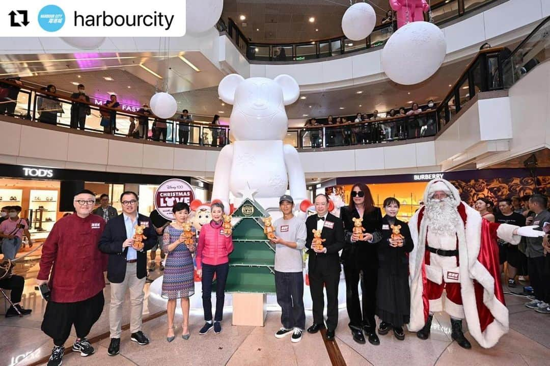 MEDICOM TOYのインスタグラム：「#Repost @harbourcity with @use.repost ・・・ Can you guess which BE@RBRICK figurine has stolen the heart of Mr. Tatsuhiko Akashi, the founder of BE@RBRICK, among these 100 captivating pieces?  He shared that it's a tough question, indeed. However, whispers in the air hint that the Gingerbread Mickey Mouse might hold a special place, as it harmonizes with the joyous festive season.  We were incredibly honored to host Mr. Tatsuhiko Akashi, the CEO of MEDICOM TOY, and Ms. Izumi Suga, the Vice President of MEDICOM TOY, at our unveiling ceremony.  We're eager to hear from you! Comment below and let us know which one is your favorite BE@RBRICK!   Visit the Harbour City official website to learn more!  Disney 100 CHRISTMAS LOVE 2000% BE@RBRICK UP   Date: 24 Nov 2023 to 1 Jan 2024 Decoration Location: Atrium, G/F, Ocean Terminal & Atrium I and Corridor, Gateway Arcade Decoration Opening Hour: 10am - 10pm  Pop up Store Location: Gallery by the Harbour Pop up Store Opening Hour: 11am - 10pm  #harbourcity #hcart #Disney100 #Disney100HongKong #BEARBRICK #medicomtoy #Christmas2023 #Xmas2023 #ChristmasDecoration #PIXAR #MARVEL #StarWars #Mickey #Minnie #Woody #BuzzLightyear #DisneyVillains #DisneyPrincess #arttoy #hkig」