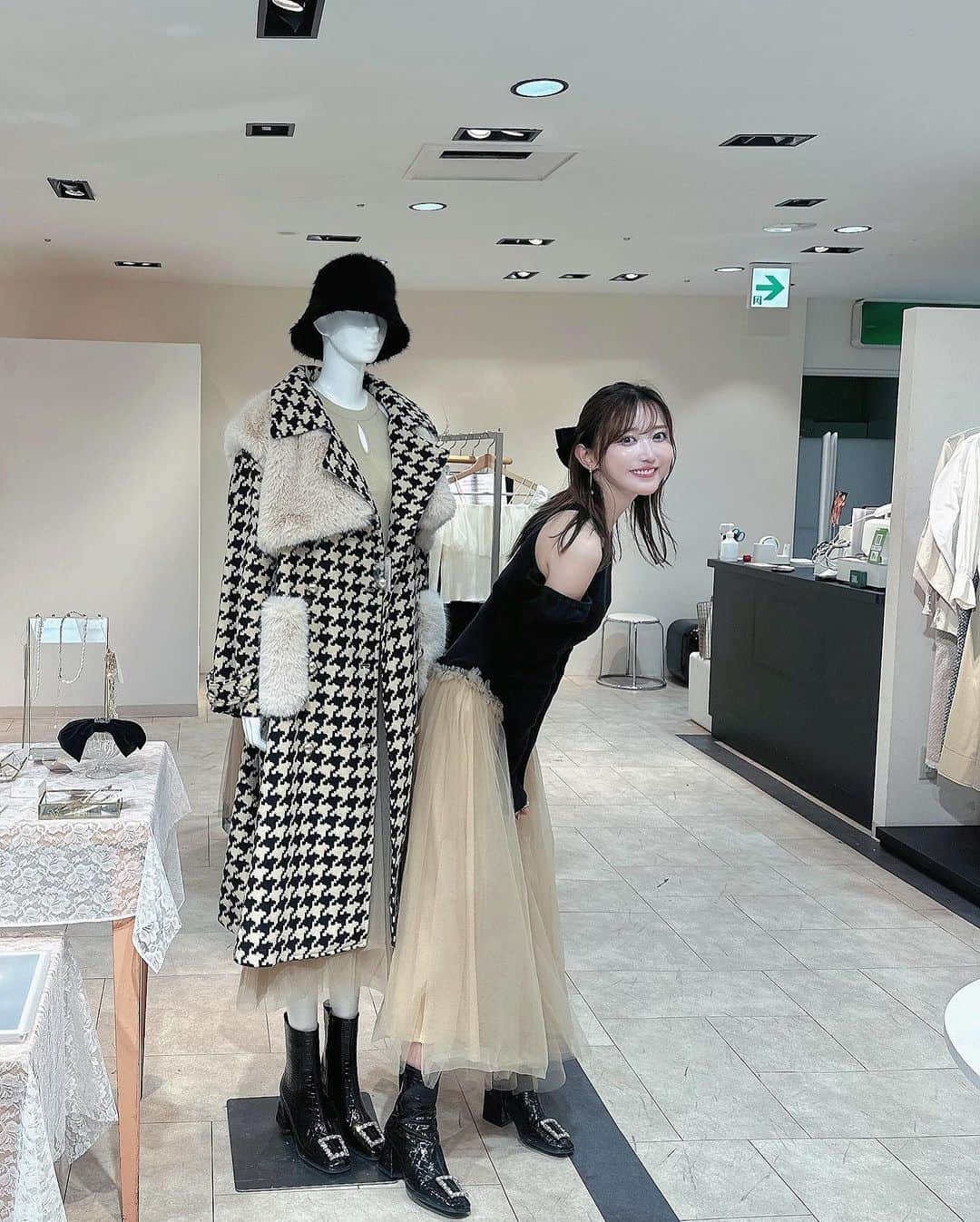 菅野結以さんのインスタグラム写真 - (菅野結以Instagram)「名古屋POP UP ありがとございました🦌🧡 ⁡ Corset Knit Tulle Dressに Velour Ribbon Valletta ☽ クリスマスディナーとかすこし特別な日に ぴったりstyling ❄︎ ⁡ 今季も一型のこらず一色のこらず 細部にたましい宿らせて 丹精こめてつくりました ⁡ きらっきらな笑顔で着てくれてる みんなの姿をみれて感無量、エナジーチャージ ⁡ そして次の発表もありました 今年、またあえるね🫶🏻 ⁡ #crayme #theghostclub #2023aw #popupshop #limitedshop #nagoya #event」11月29日 17時45分 - yui_kanno