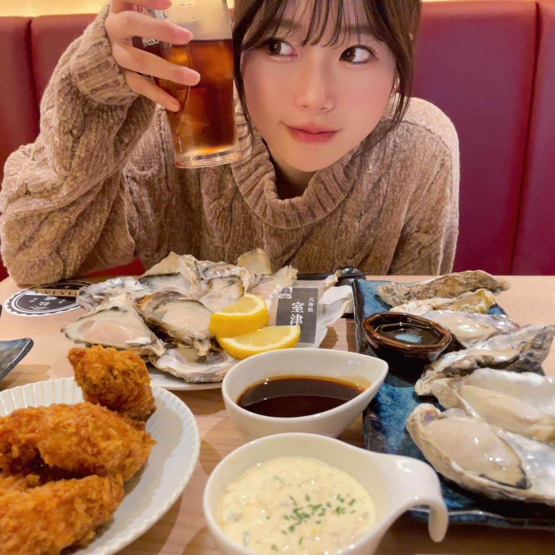 黒川さくらのインスタグラム：「立川牡蠣basaraにお邪魔しました🚶 店内は和モダンテイストですごく綺麗！✨ 【生牡蠣・蒸し牡蠣・牡蠣フライ食べ放題&飲み放題】120分コースを堪能しました🤤 まずお通しに出てくる野菜ディップが美味しすぎた😭✨牡蠣味噌がいい塩味で野菜がポリポリ進むの😳 そしてメインの室津産の生牡蠣、蒸し牡蠣、牡蠣フライ🦪生牡蠣は臭みも全く無くてツルツル食べれちゃう🥹 個人的には牡蠣フライが衣サクサクの中身アッツアツでめちゃくちゃ美味しかった💕 それぞれの牡蠣の調理法に合うタレも付いてきて、ごま油や、チリソース、レモン…色々な味付けを楽しめて最高でした✌ そして、この食べ飲み放題だけじゃなく、土鍋ご飯とお吸物も付いてくるの贅沢すぎる🍚 土鍋ご飯は三つ葉と生姜が効いてて香りがとってもよい🌱 牡蠣を食べたい気分のときはここにまた来たいなあ🦪 . . . . . . . . PR @kakibasara.tachikawa #立川牡蠣basara #立川牡蠣ばさら #立川居酒屋 #立川グルメ #立川ディナー #立川牡蠣 #立川海鮮 #居酒屋グルメ #牡蠣食べ放題 #牡蠣 #東京グルメ #居酒屋ごはん #被写体 #被写体モデル  #ポートレートモデル #カメラ #girl #instagirl  #fff  #team_jp_東 #portraitmodel  #model #lfl #diary_photo_jpn  #japanesegirl #instagood」