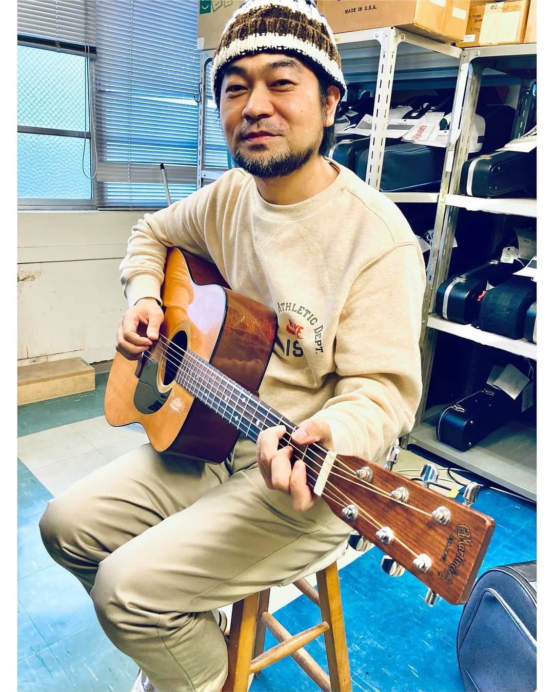 堀込泰行のインスタグラム：「. Martin D-18が調整から返ってきた。  ２０歳の時にアメリカで買って、かれこれ30年。勝手にビンテージになってくれました。  このギター本来の鳴りが戻って倍音も豊かに🎶 ありがとうございました！！  #クロサワ楽器の工房にて」